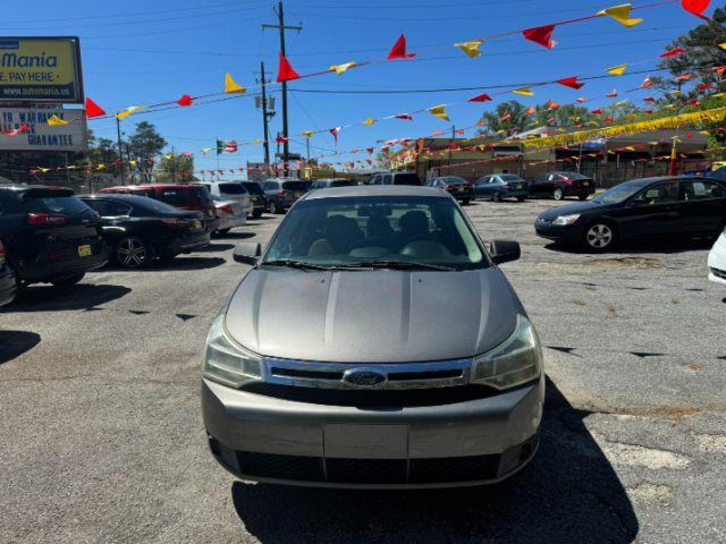 2009 Gray Ford Focus SE Sedan (1FAHP35N19W) with an 2.0L L4 DOHC 16V engine, located at 1806 Veterans Memorial Hwy SW, Austell, GA, 30168, (770) 944-9558, 33.817959, -84.606987 - Photo#1