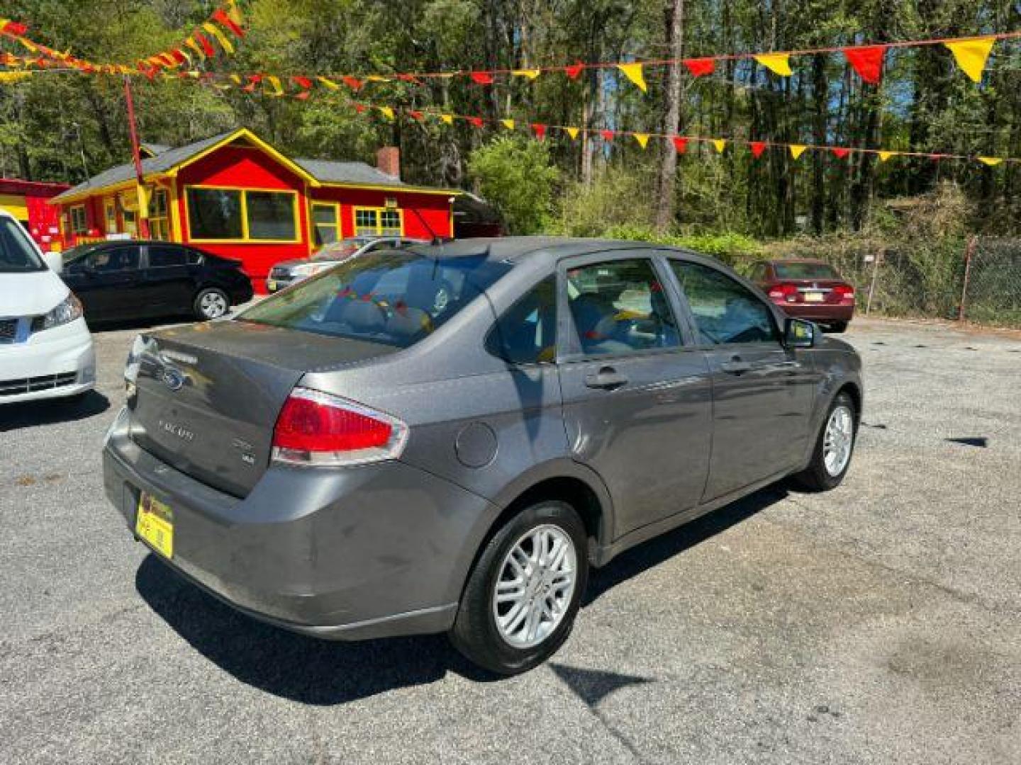 2009 Gray Ford Focus SE Sedan (1FAHP35N19W) with an 2.0L L4 DOHC 16V engine, located at 1806 Veterans Memorial Hwy SW, Austell, GA, 30168, (770) 944-9558, 33.817959, -84.606987 - Photo#3