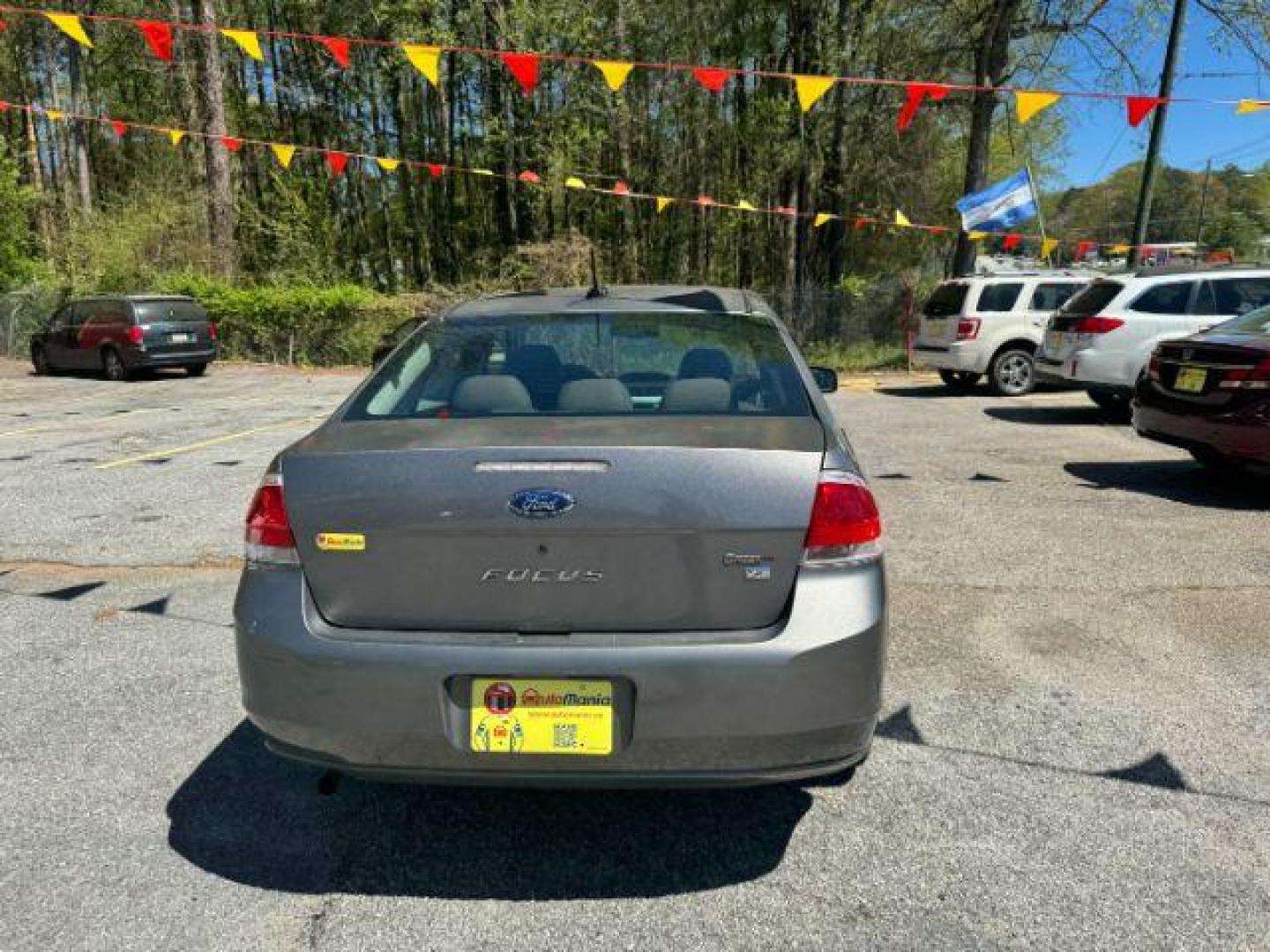 2009 Gray Ford Focus SE Sedan (1FAHP35N19W) with an 2.0L L4 DOHC 16V engine, located at 1806 Veterans Memorial Hwy SW, Austell, GA, 30168, (770) 944-9558, 33.817959, -84.606987 - Photo#4