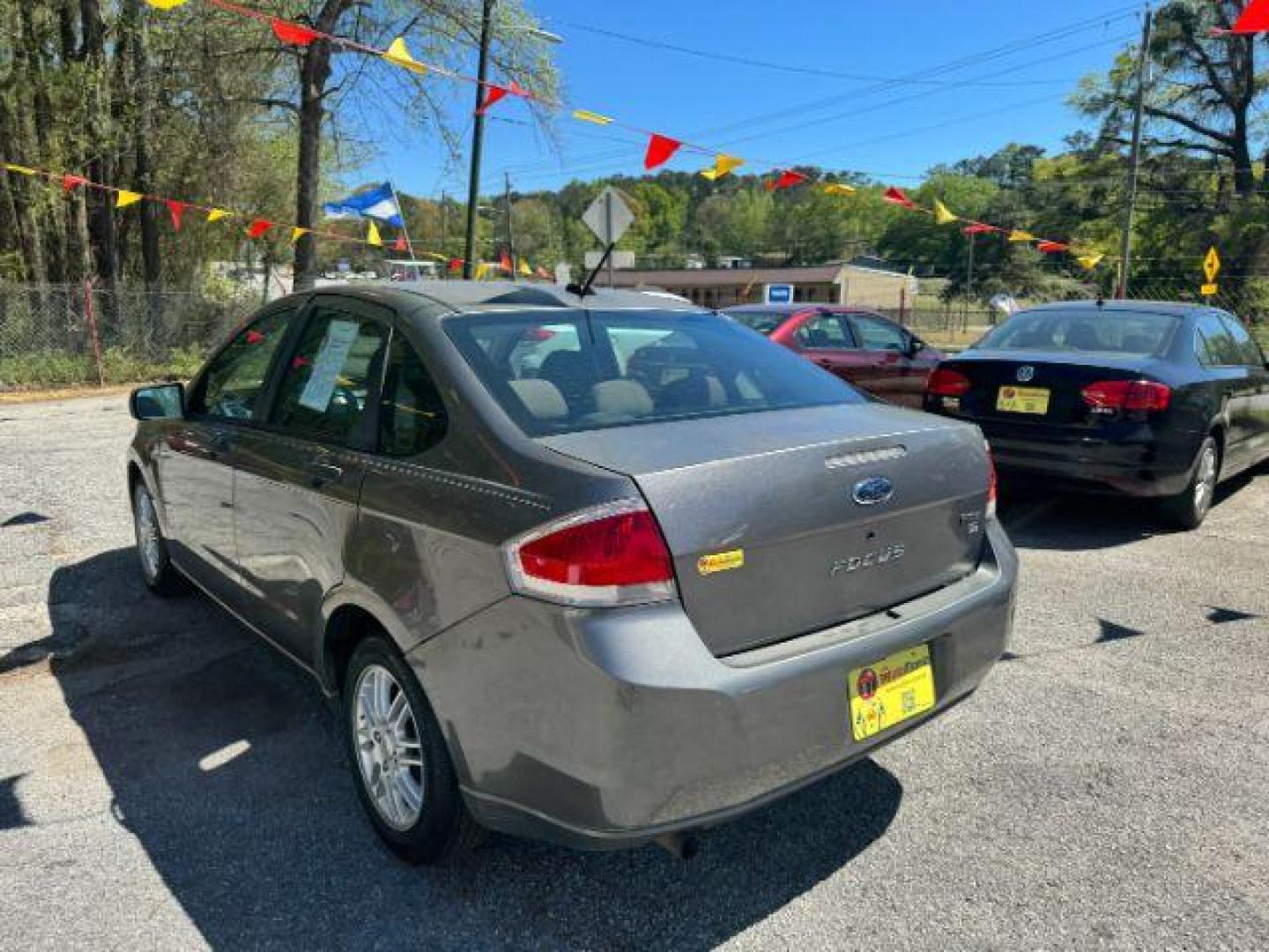 2009 Gray Ford Focus SE Sedan (1FAHP35N19W) with an 2.0L L4 DOHC 16V engine, located at 1806 Veterans Memorial Hwy SW, Austell, GA, 30168, (770) 944-9558, 33.817959, -84.606987 - Photo#5