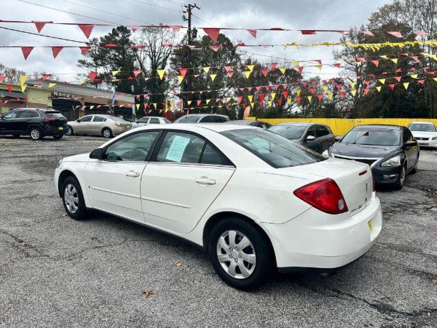 2006 White Pontiac G6 Sedan (1G2ZF55B464) with an 2.4L L4 OHV 8V engine, 4-Speed Automatic transmission, located at 1806 Veterans Memorial Hwy SW, Austell, GA, 30168, (770) 944-9558, 33.817959, -84.606987 - Photo#3