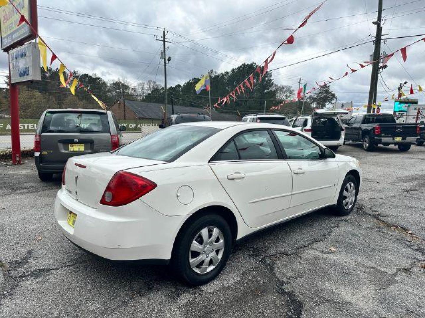 2006 White Pontiac G6 Sedan (1G2ZF55B464) with an 2.4L L4 OHV 8V engine, 4-Speed Automatic transmission, located at 1806 Veterans Memorial Hwy SW, Austell, GA, 30168, (770) 944-9558, 33.817959, -84.606987 - Photo#4