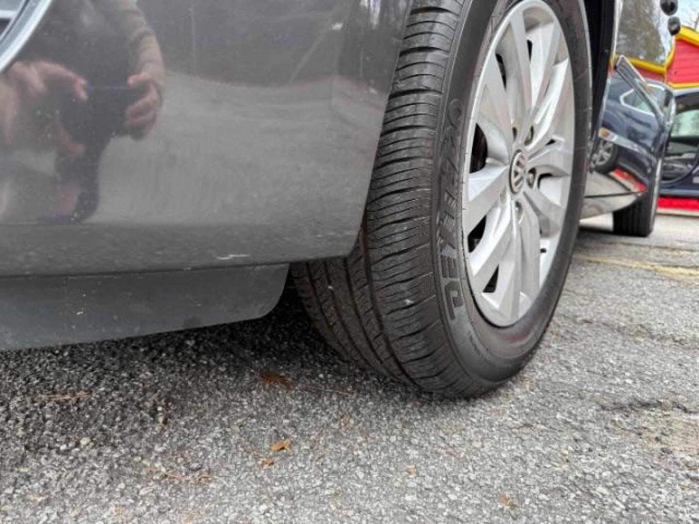 2012 GRAY Volkswagen Routan SE (2C4RVABG8CR) with an 3.6L V6 DOHC 24V engine, 6-Speed Automatic transmission, located at 1806 Veterans Memorial Hwy SW, Austell, GA, 30168, (770) 944-9558, 33.817959, -84.606987 - Photo#23