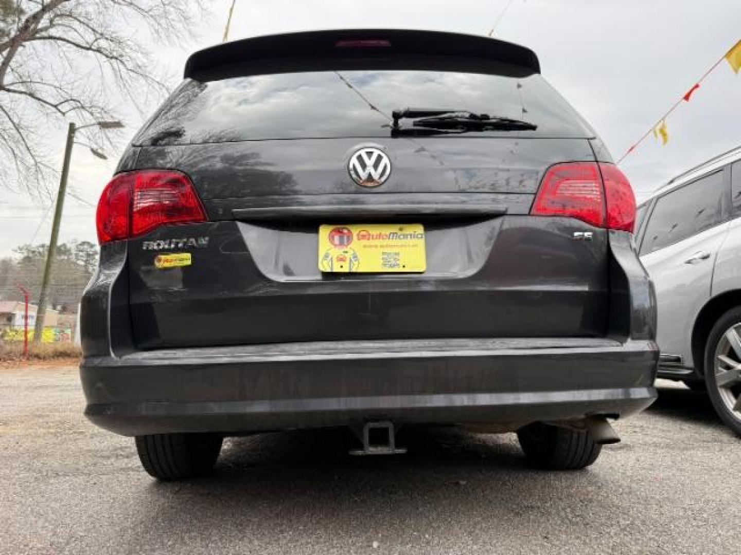 2012 GRAY Volkswagen Routan SE (2C4RVABG8CR) with an 3.6L V6 DOHC 24V engine, 6-Speed Automatic transmission, located at 1806 Veterans Memorial Hwy SW, Austell, GA, 30168, (770) 944-9558, 33.817959, -84.606987 - Photo#5