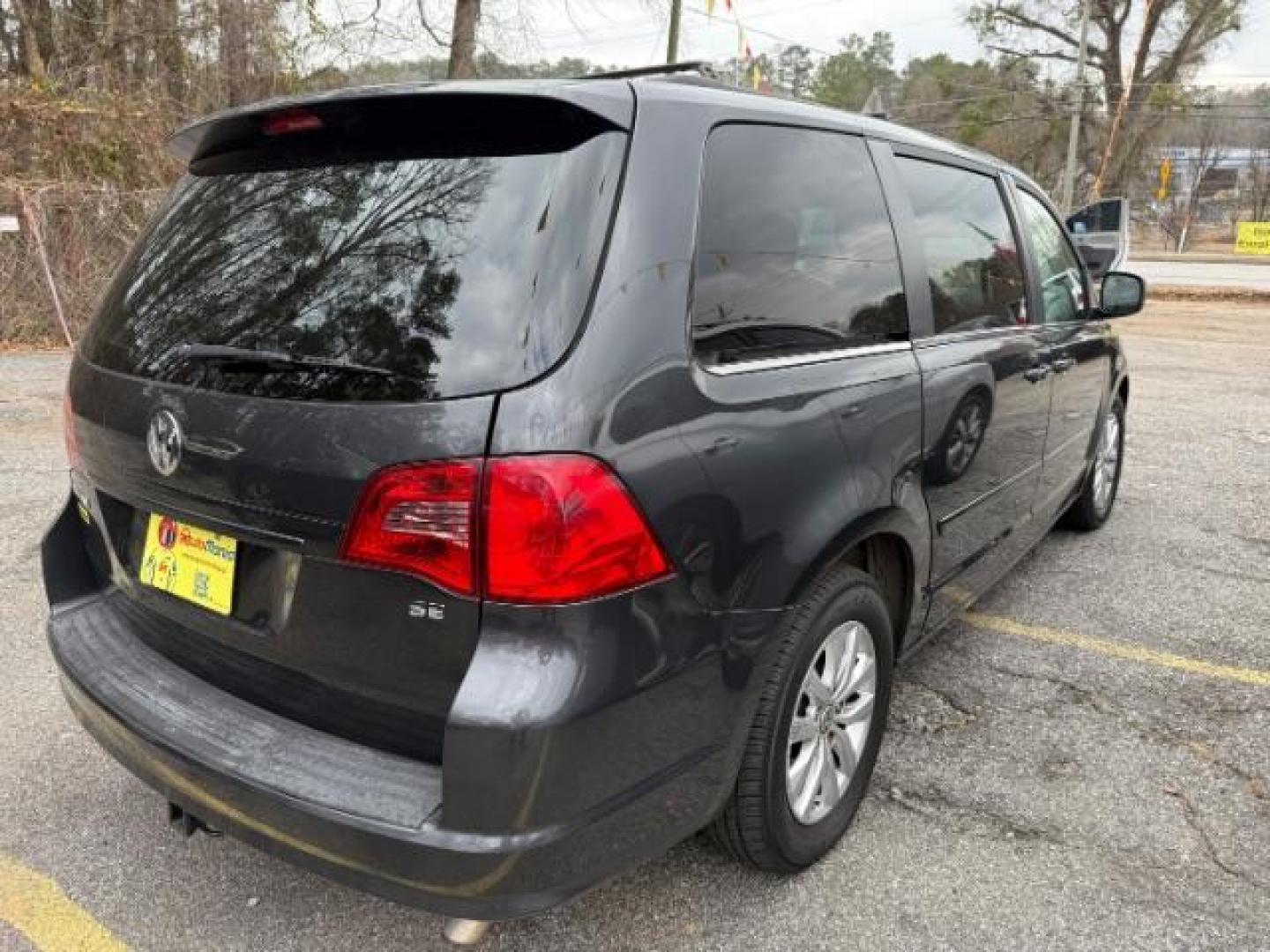 2012 GRAY Volkswagen Routan SE (2C4RVABG8CR) with an 3.6L V6 DOHC 24V engine, 6-Speed Automatic transmission, located at 1806 Veterans Memorial Hwy SW, Austell, GA, 30168, (770) 944-9558, 33.817959, -84.606987 - Photo#6