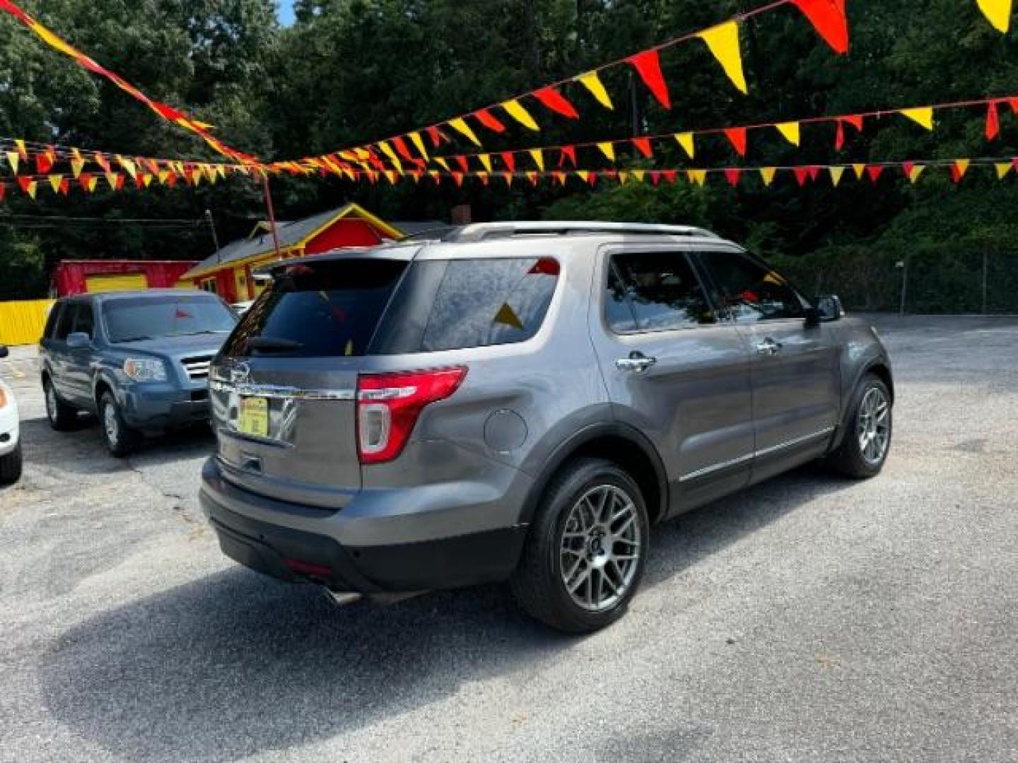 2011 Gray Ford Explorer XLT FWD (1FMHK7D82BG) with an 3.5L V6 DOHC 24V engine, 6-Speed Automatic transmission, located at 1806 Veterans Memorial Hwy SW, Austell, GA, 30168, (770) 944-9558, 33.817959, -84.606987 - Photo#3