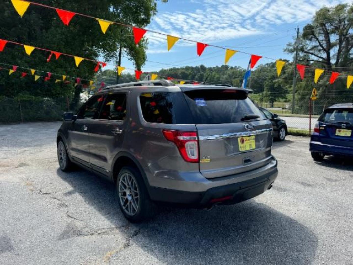 2011 Gray Ford Explorer XLT FWD (1FMHK7D82BG) with an 3.5L V6 DOHC 24V engine, 6-Speed Automatic transmission, located at 1806 Veterans Memorial Hwy SW, Austell, GA, 30168, (770) 944-9558, 33.817959, -84.606987 - Photo#5