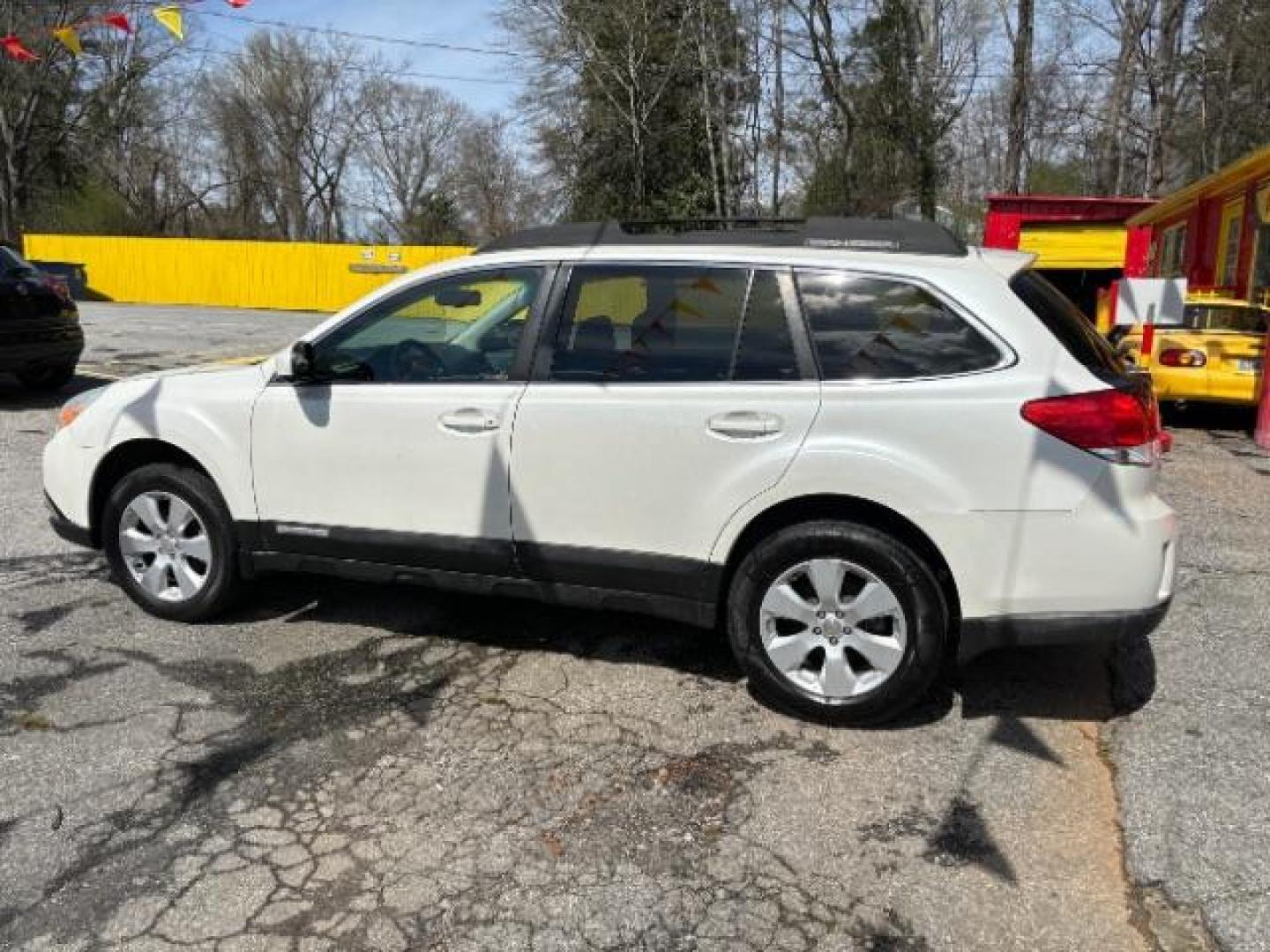 2010 White Subaru Outback 2.5i Limited (4S4BRCKC0A3) with an 2.5L H4 DOHC 16V engine, Continuously Variable Transmission transmission, located at 1806 Veterans Memorial Hwy SW, Austell, GA, 30168, (770) 944-9558, 33.817959, -84.606987 - Photo#3