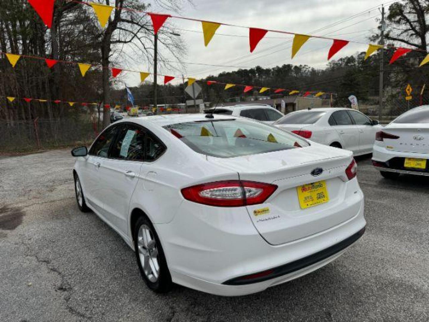 2016 White Ford Fusion SE (3FA6P0H72GR) with an 2.5L L4 DOHC 16V engine, 6-Speed Automatic transmission, located at 1806 Veterans Memorial Hwy SW, Austell, GA, 30168, (770) 944-9558, 33.817959, -84.606987 - Photo#5