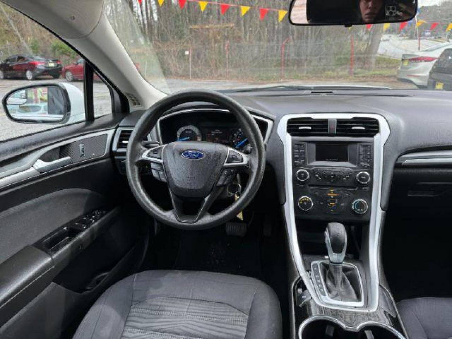 2016 White Ford Fusion SE (3FA6P0H72GR) with an 2.5L L4 DOHC 16V engine, 6-Speed Automatic transmission, located at 1806 Veterans Memorial Hwy SW, Austell, GA, 30168, (770) 944-9558, 33.817959, -84.606987 - Photo#12