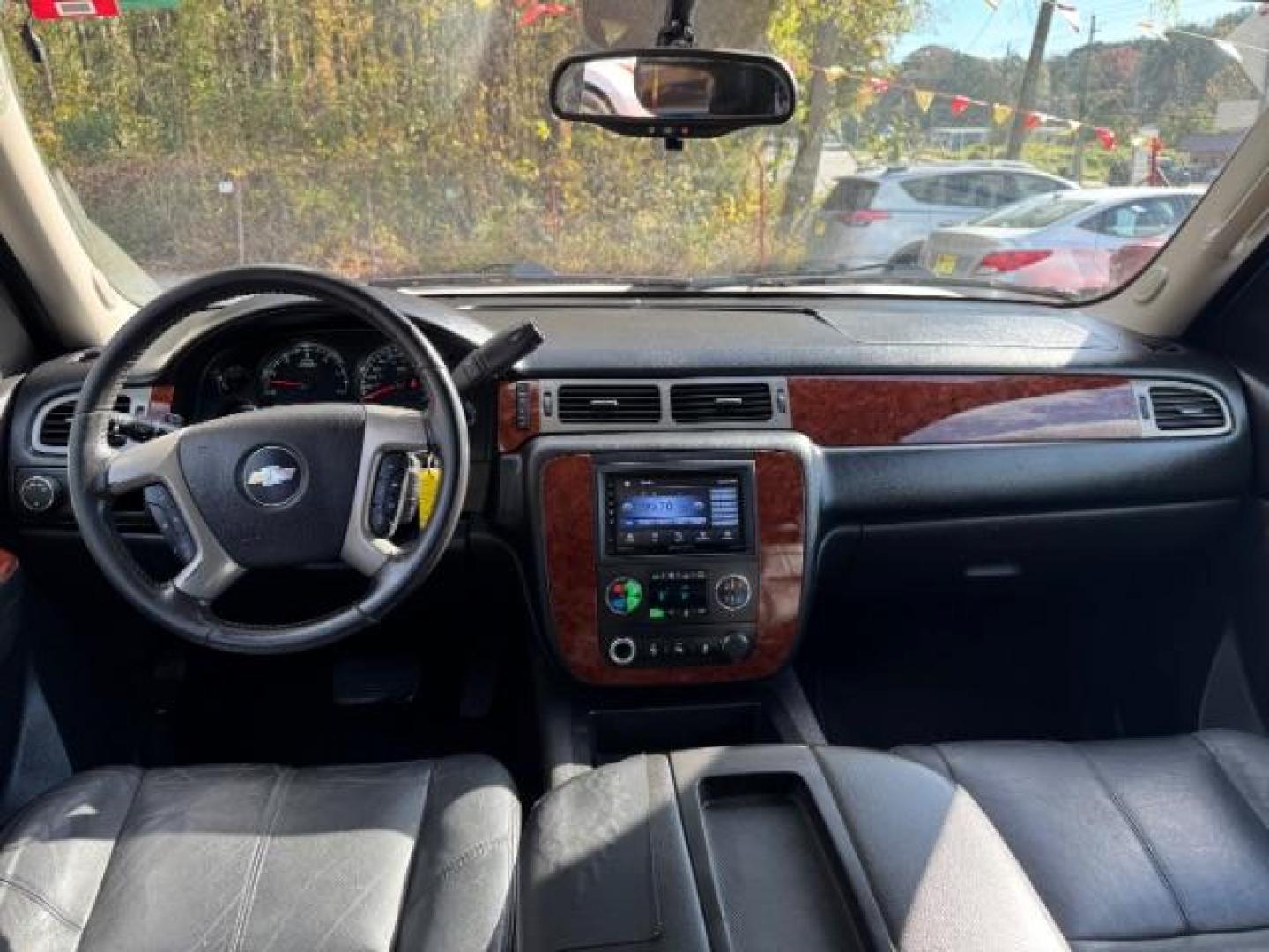 2013 White Chevrolet Tahoe LT 2WD (1GNSCBE00DR) with an 5.3L V8 OHV 16V FFV engine, 6-Speed Automatic transmission, located at 1806 Veterans Memorial Hwy SW, Austell, GA, 30168, (770) 944-9558, 33.817959, -84.606987 - Photo#10