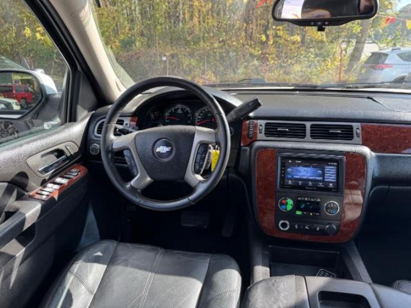 2013 White Chevrolet Tahoe LT 2WD (1GNSCBE00DR) with an 5.3L V8 OHV 16V FFV engine, 6-Speed Automatic transmission, located at 1806 Veterans Memorial Hwy SW, Austell, GA, 30168, (770) 944-9558, 33.817959, -84.606987 - Photo#12