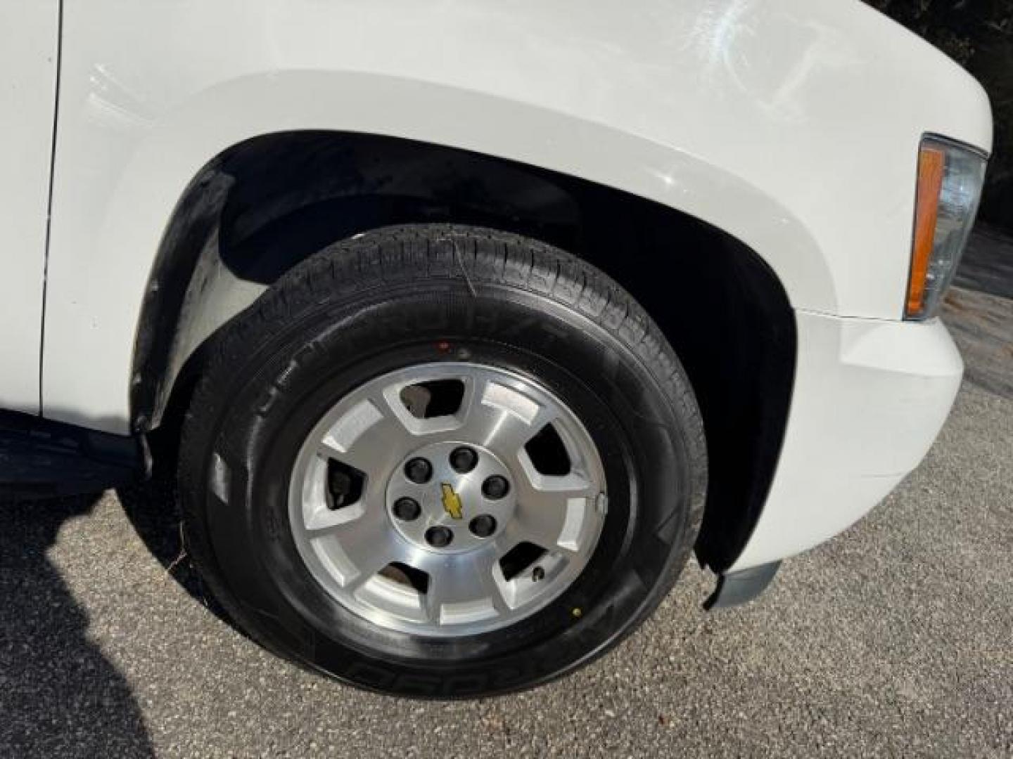 2013 White Chevrolet Tahoe LT 2WD (1GNSCBE00DR) with an 5.3L V8 OHV 16V FFV engine, 6-Speed Automatic transmission, located at 1806 Veterans Memorial Hwy SW, Austell, GA, 30168, (770) 944-9558, 33.817959, -84.606987 - Photo#24