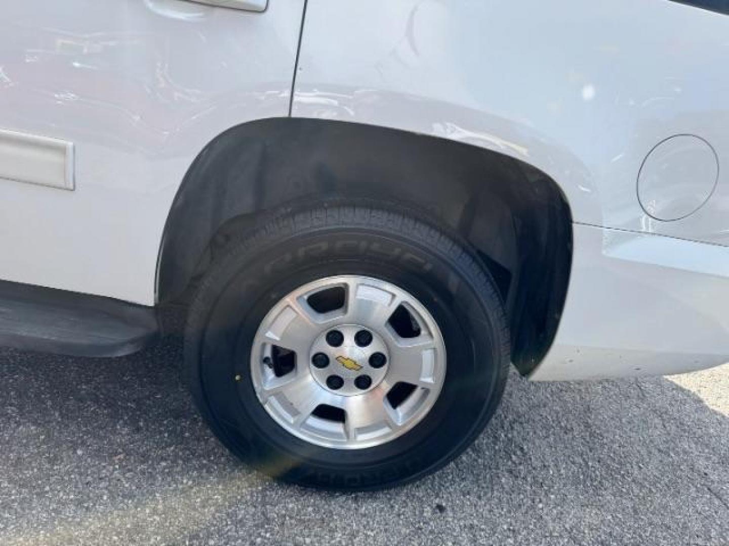 2013 White Chevrolet Tahoe LT 2WD (1GNSCBE00DR) with an 5.3L V8 OHV 16V FFV engine, 6-Speed Automatic transmission, located at 1806 Veterans Memorial Hwy SW, Austell, GA, 30168, (770) 944-9558, 33.817959, -84.606987 - Photo#26