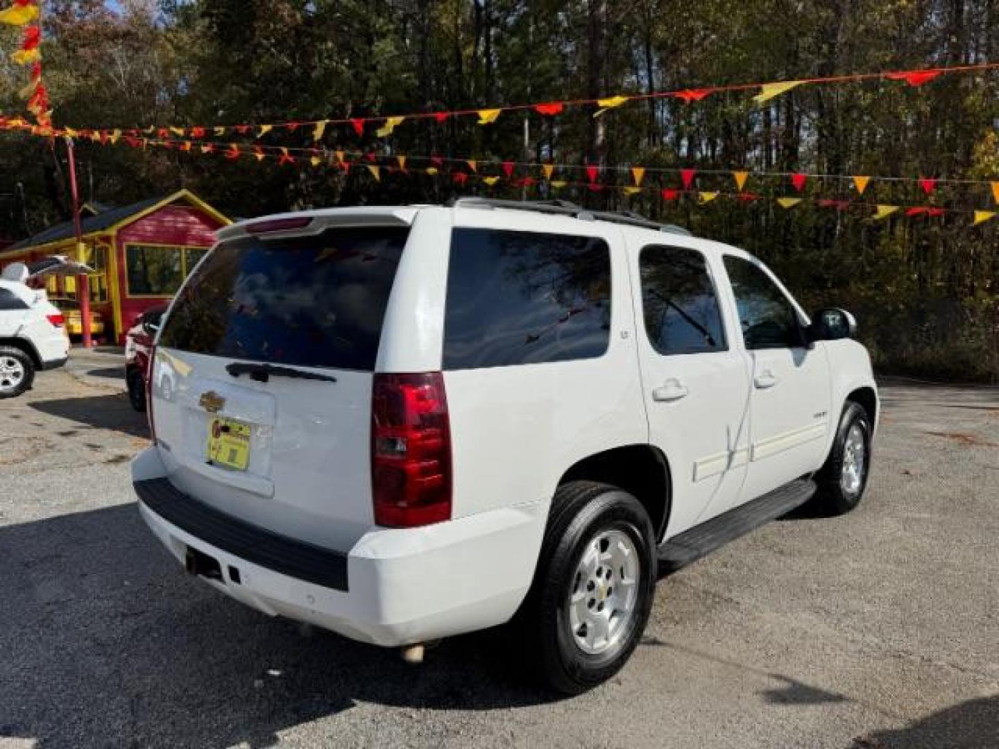 2013 White Chevrolet Tahoe LT 2WD (1GNSCBE00DR) with an 5.3L V8 OHV 16V FFV engine, 6-Speed Automatic transmission, located at 1806 Veterans Memorial Hwy SW, Austell, GA, 30168, (770) 944-9558, 33.817959, -84.606987 - Photo#3