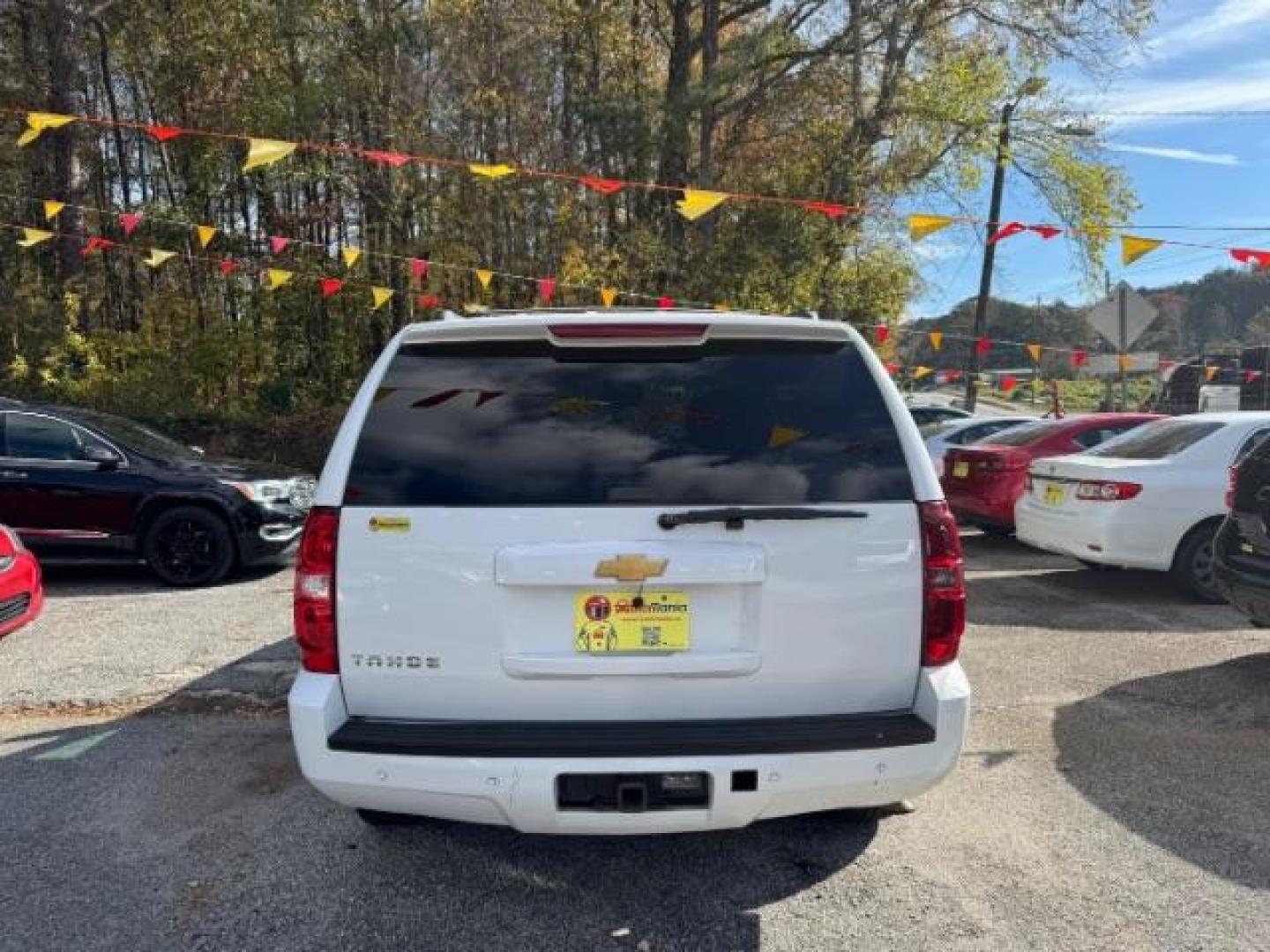 2013 White Chevrolet Tahoe LT 2WD (1GNSCBE00DR) with an 5.3L V8 OHV 16V FFV engine, 6-Speed Automatic transmission, located at 1806 Veterans Memorial Hwy SW, Austell, GA, 30168, (770) 944-9558, 33.817959, -84.606987 - Photo#4