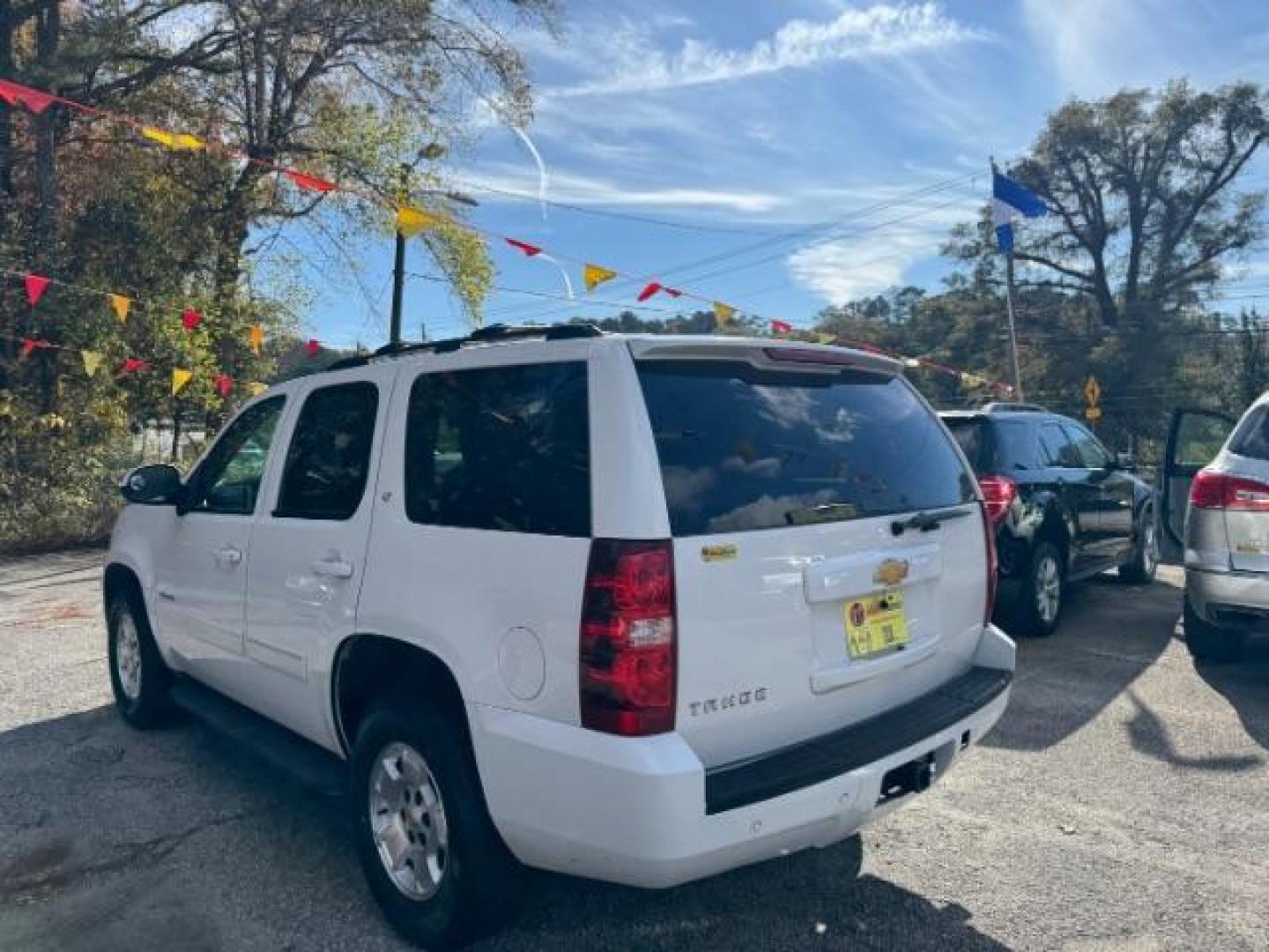 2013 White Chevrolet Tahoe LT 2WD (1GNSCBE00DR) with an 5.3L V8 OHV 16V FFV engine, 6-Speed Automatic transmission, located at 1806 Veterans Memorial Hwy SW, Austell, GA, 30168, (770) 944-9558, 33.817959, -84.606987 - Photo#5