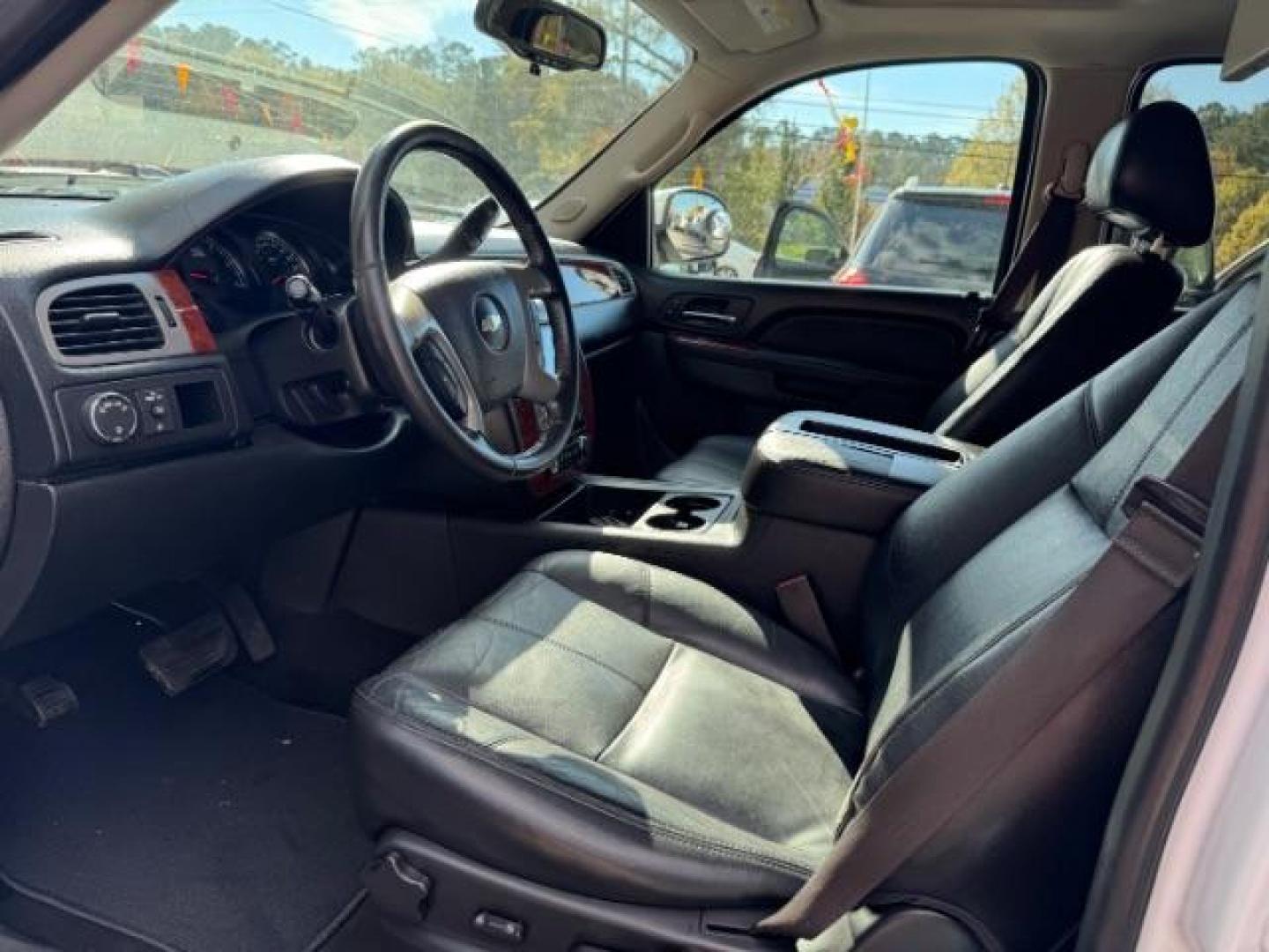 2013 White Chevrolet Tahoe LT 2WD (1GNSCBE00DR) with an 5.3L V8 OHV 16V FFV engine, 6-Speed Automatic transmission, located at 1806 Veterans Memorial Hwy SW, Austell, GA, 30168, (770) 944-9558, 33.817959, -84.606987 - Photo#6