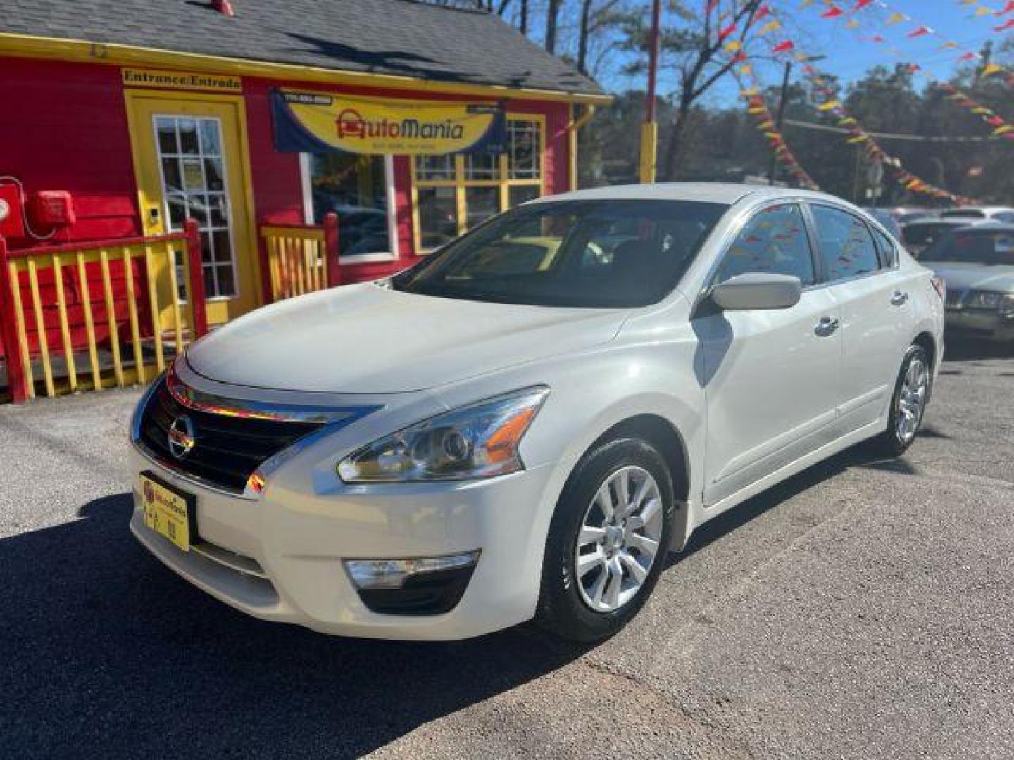 2014 White Nissan Altima 2.5 S (1N4AL3AP7EN) with an 2.5L L4 DOHC 16V engine, Continuously Variabl transmission, located at 1806 Veterans Memorial Hwy SW, Austell, GA, 30168, (770) 944-9558, 33.817959, -84.606987 - Photo#0