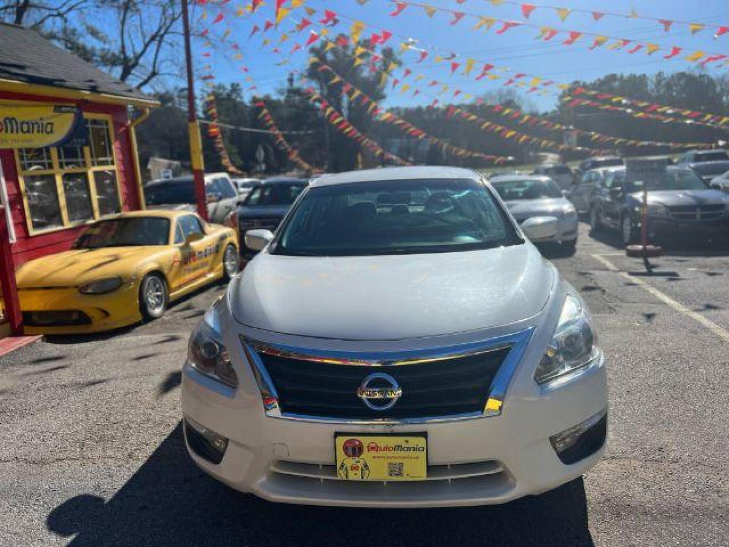 2014 White Nissan Altima 2.5 S (1N4AL3AP7EN) with an 2.5L L4 DOHC 16V engine, Continuously Variabl transmission, located at 1806 Veterans Memorial Hwy SW, Austell, GA, 30168, (770) 944-9558, 33.817959, -84.606987 - Photo#1