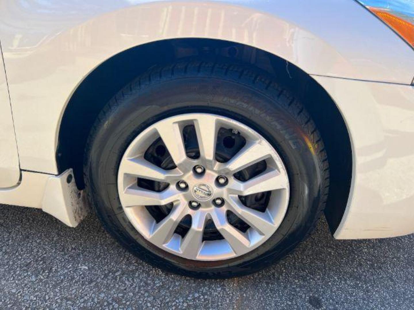 2014 White Nissan Altima 2.5 S (1N4AL3AP7EN) with an 2.5L L4 DOHC 16V engine, Continuously Variabl transmission, located at 1806 Veterans Memorial Hwy SW, Austell, GA, 30168, (770) 944-9558, 33.817959, -84.606987 - Photo#20