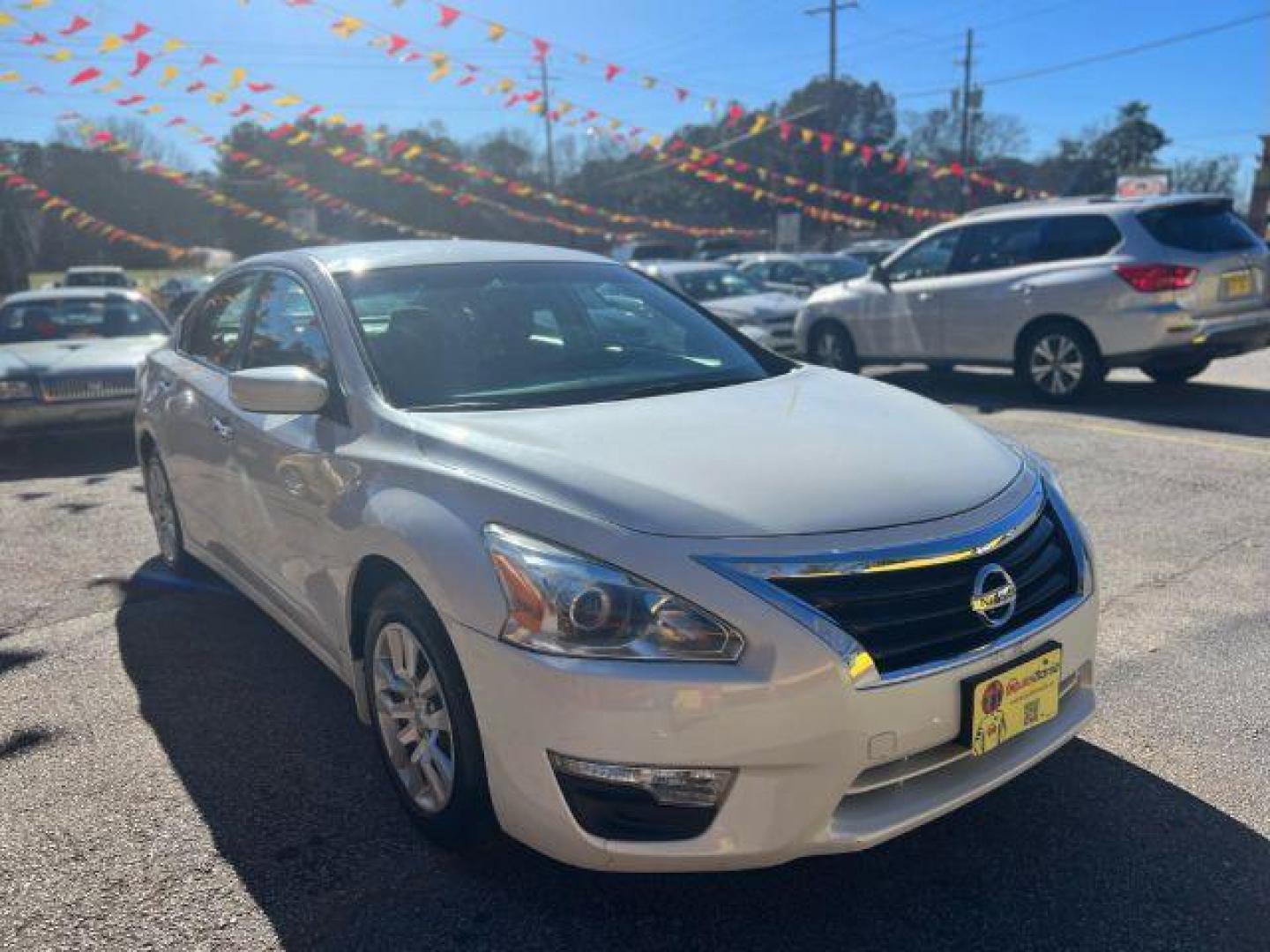 2014 White Nissan Altima 2.5 S (1N4AL3AP7EN) with an 2.5L L4 DOHC 16V engine, Continuously Variabl transmission, located at 1806 Veterans Memorial Hwy SW, Austell, GA, 30168, (770) 944-9558, 33.817959, -84.606987 - Photo#2