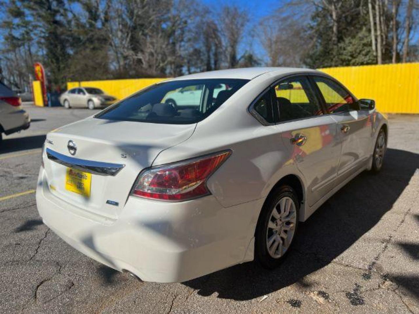 2014 White Nissan Altima 2.5 S (1N4AL3AP7EN) with an 2.5L L4 DOHC 16V engine, Continuously Variabl transmission, located at 1806 Veterans Memorial Hwy SW, Austell, GA, 30168, (770) 944-9558, 33.817959, -84.606987 - Photo#3