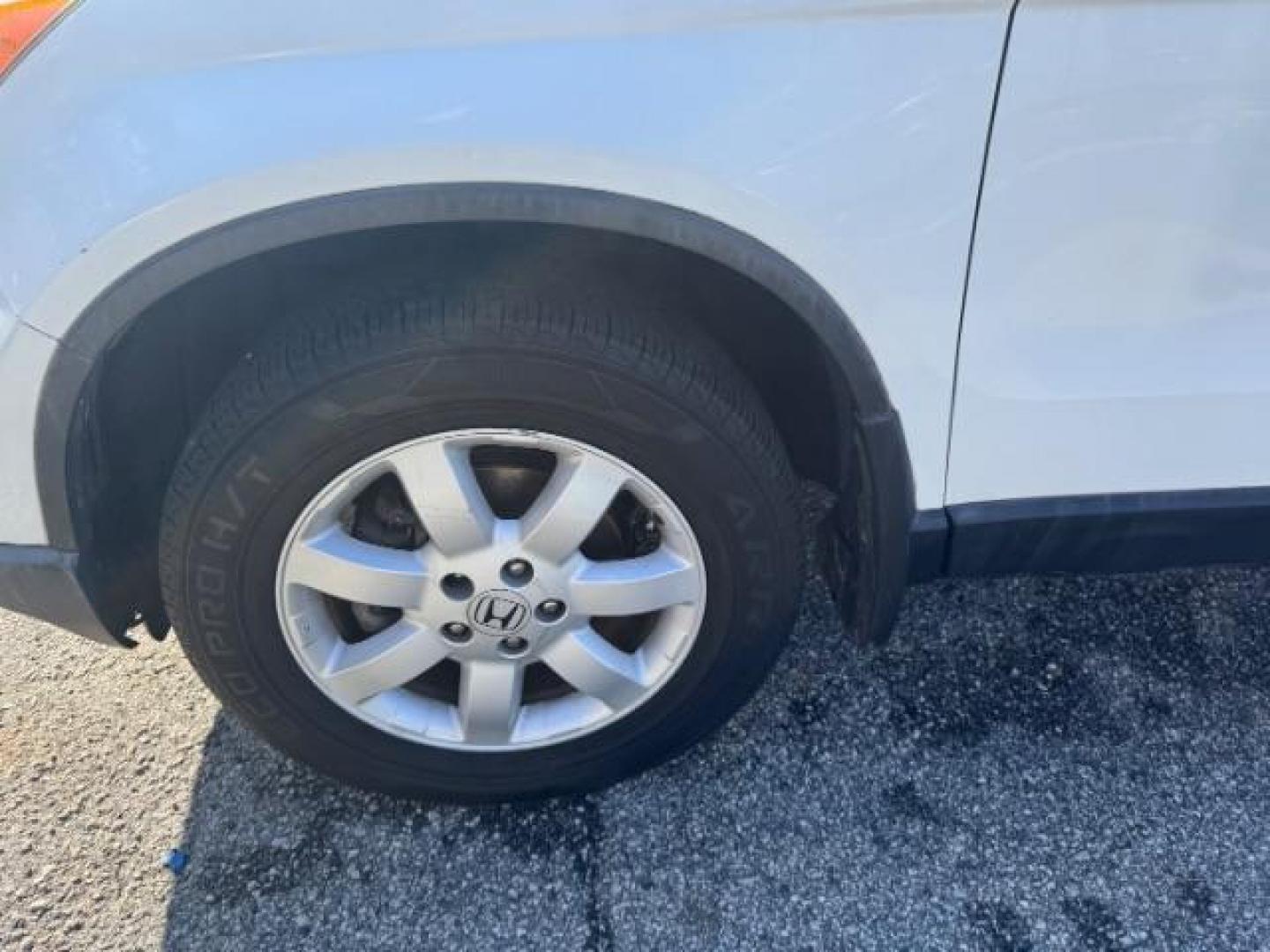 2011 White Honda CR-V SE 2WD 5-Speed AT (5J6RE3H45BL) with an 2.4L L4 DOHC 16V engine, 5-Speed Automatic transmission, located at 1806 Veterans Memorial Hwy SW, Austell, GA, 30168, (770) 944-9558, 33.817959, -84.606987 - Photo#18