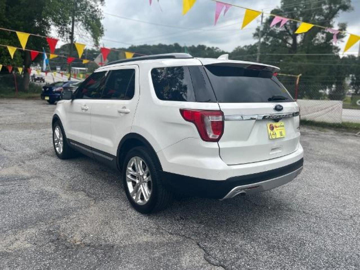 2016 White Ford Explorer XLT FWD (1FM5K7D80GG) with an 3.5L V6 DOHC 24V engine, 6-Speed Automatic transmission, located at 1806 Veterans Memorial Hwy SW, Austell, GA, 30168, (770) 944-9558, 33.817959, -84.606987 - Photo#5