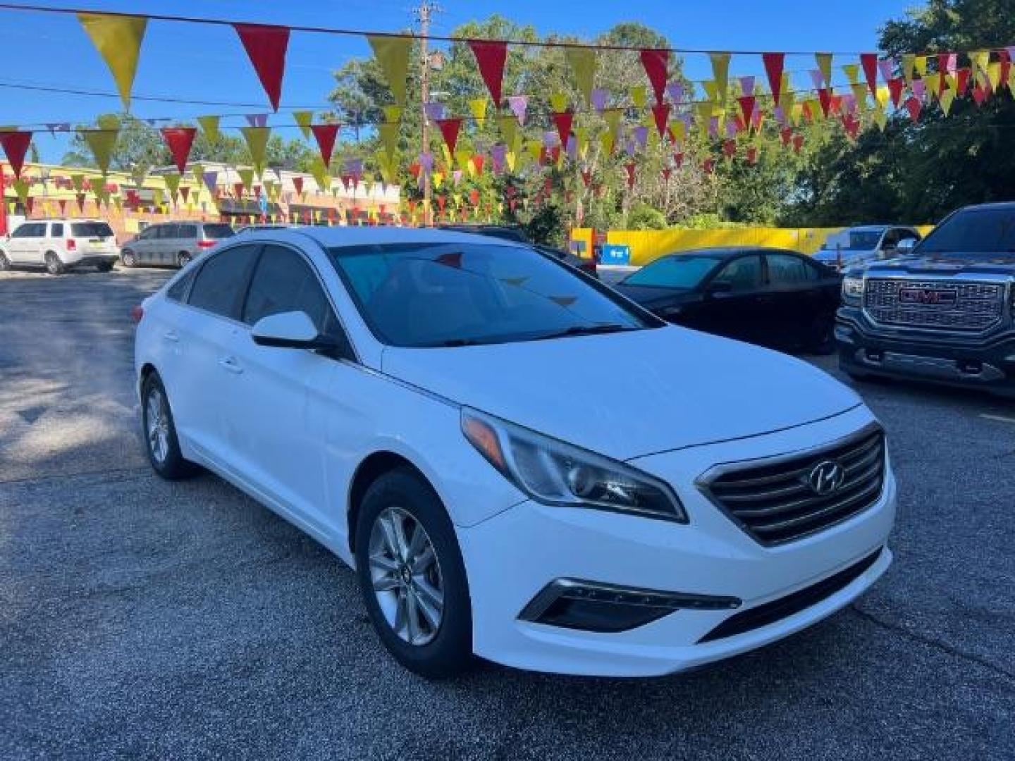 2015 White Hyundai Sonata SE (5NPE24AF8FH) with an 2.4L L4 DOHC 16V engine, 7-Speed Automatic transmission, located at 1806 Veterans Memorial Hwy SW, Austell, GA, 30168, (770) 944-9558, 33.817959, -84.606987 - Photo#2