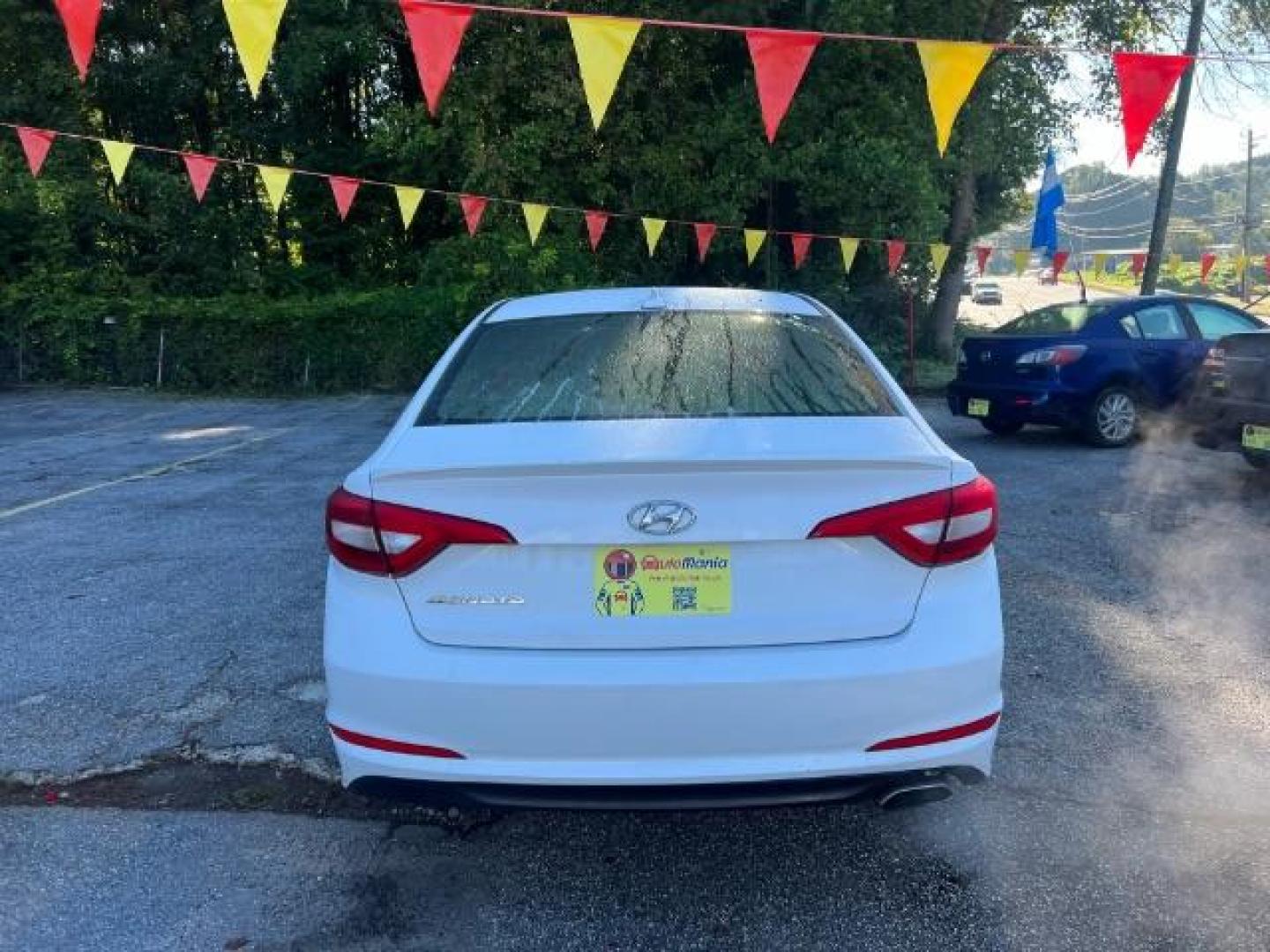 2015 White Hyundai Sonata SE (5NPE24AF8FH) with an 2.4L L4 DOHC 16V engine, 7-Speed Automatic transmission, located at 1806 Veterans Memorial Hwy SW, Austell, GA, 30168, (770) 944-9558, 33.817959, -84.606987 - Photo#3