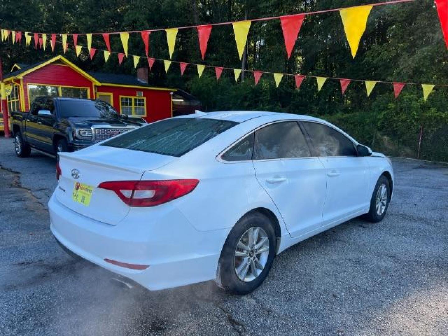 2015 White Hyundai Sonata SE (5NPE24AF8FH) with an 2.4L L4 DOHC 16V engine, 7-Speed Automatic transmission, located at 1806 Veterans Memorial Hwy SW, Austell, GA, 30168, (770) 944-9558, 33.817959, -84.606987 - Photo#4