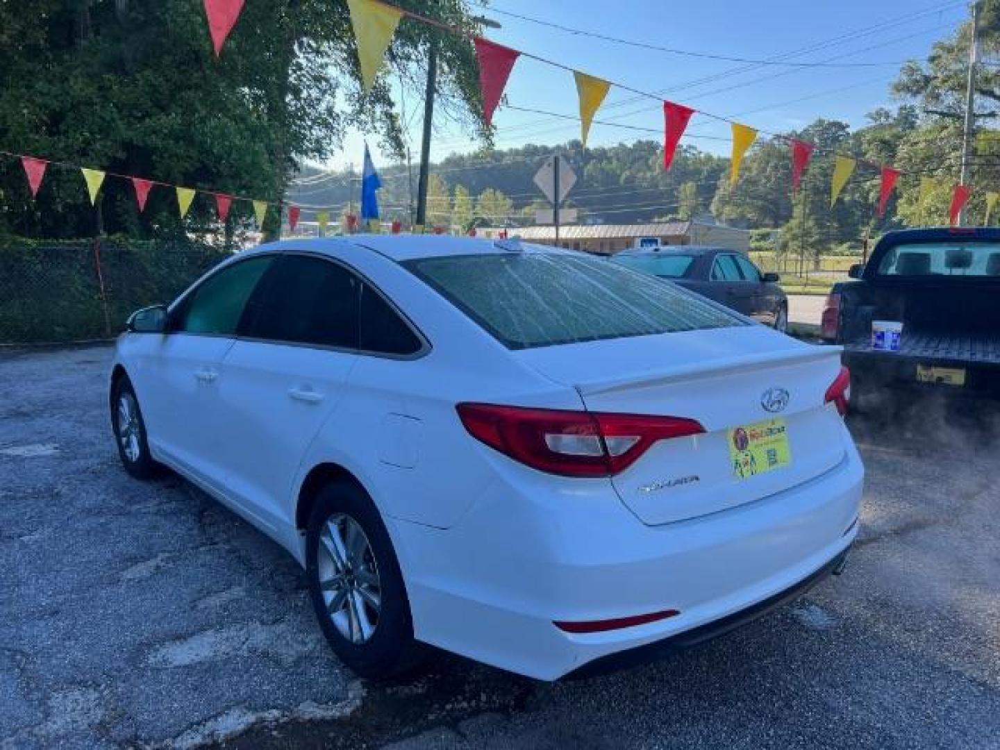2015 White Hyundai Sonata SE (5NPE24AF8FH) with an 2.4L L4 DOHC 16V engine, 7-Speed Automatic transmission, located at 1806 Veterans Memorial Hwy SW, Austell, GA, 30168, (770) 944-9558, 33.817959, -84.606987 - Photo#5