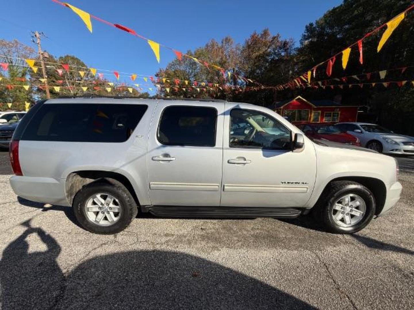 2014 Gray GMC Yukon XL SLT 1/2 Ton 2WD (1GKS1KE01ER) with an 5.3L V8 OHV 16V FFV engine, 6-Speed Automatic transmission, located at 1806 Veterans Memorial Hwy SW, Austell, GA, 30168, (770) 944-9558, 33.817959, -84.606987 - Photo#2