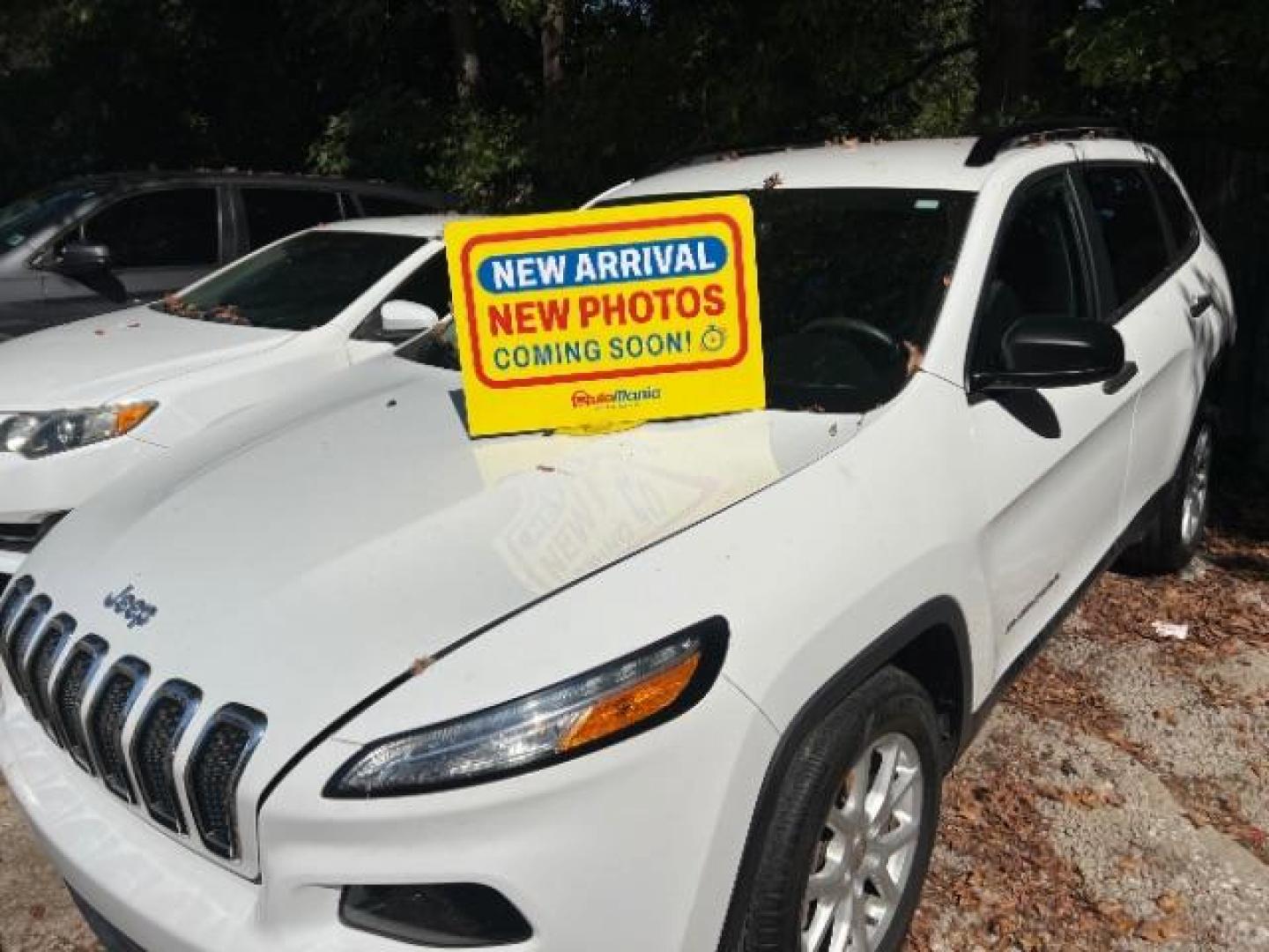 2017 White Jeep Cherokee Sport FWD (1C4PJLAB2HW) with an 2.4L L4 DOHC 16V engine, 9-Speed Automatic transmission, located at 1806 Veterans Memorial Hwy SW, Austell, GA, 30168, (770) 944-9558, 33.817959, -84.606987 - Photo#0