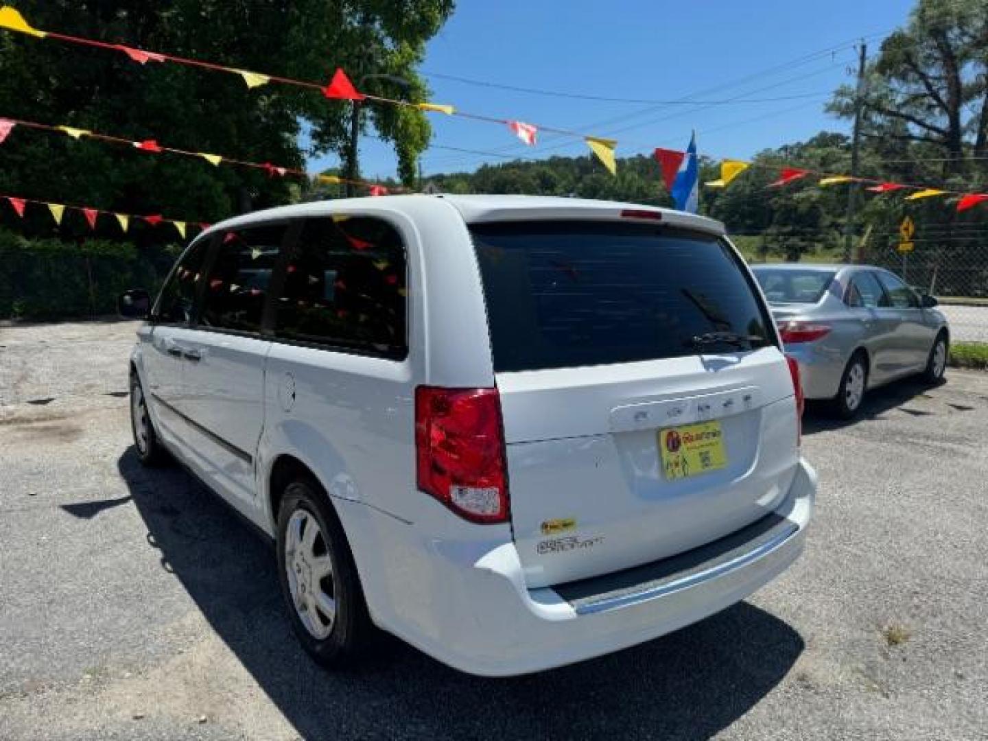 2015 White Dodge Grand Caravan SE (2C4RDGBG4FR) with an 3.6L V6 DOHC 24V engine, 6-Speed Automatic transmission, located at 1806 Veterans Memorial Hwy SW, Austell, GA, 30168, (770) 944-9558, 33.817959, -84.606987 - Photo#5