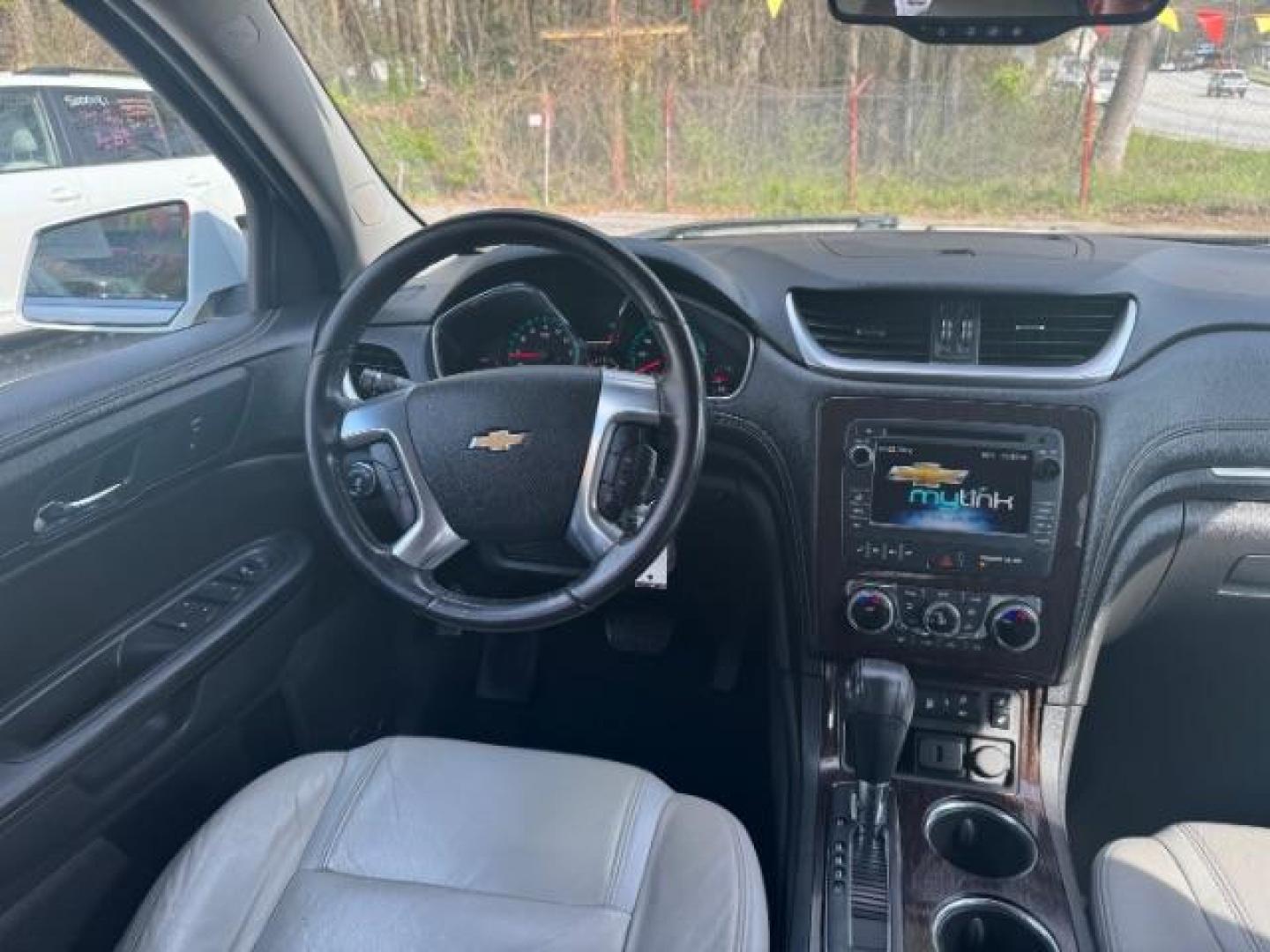 2016 White Chevrolet Traverse 2LT FWD (1GNKRHKD2GJ) with an 3.6L V6 DOHC 24V engine, 6-Speed Automatic transmission, located at 1806 Veterans Memorial Hwy SW, Austell, GA, 30168, (770) 944-9558, 33.817959, -84.606987 - Photo#15