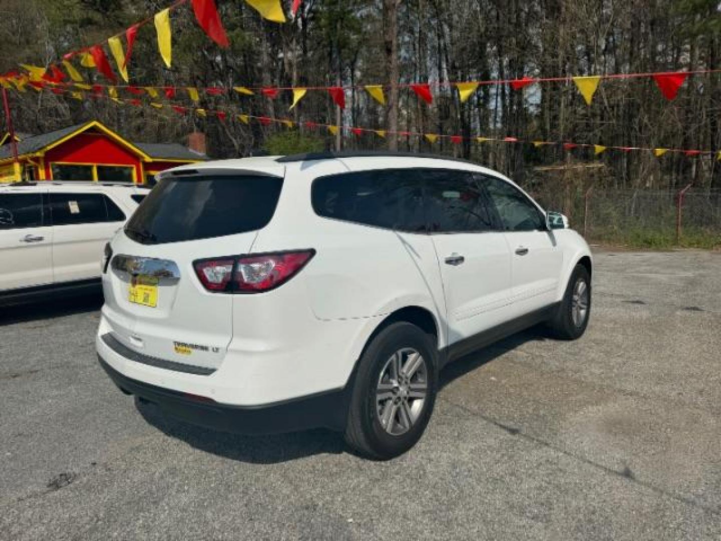 2016 White Chevrolet Traverse 2LT FWD (1GNKRHKD2GJ) with an 3.6L V6 DOHC 24V engine, 6-Speed Automatic transmission, located at 1806 Veterans Memorial Hwy SW, Austell, GA, 30168, (770) 944-9558, 33.817959, -84.606987 - Photo#3