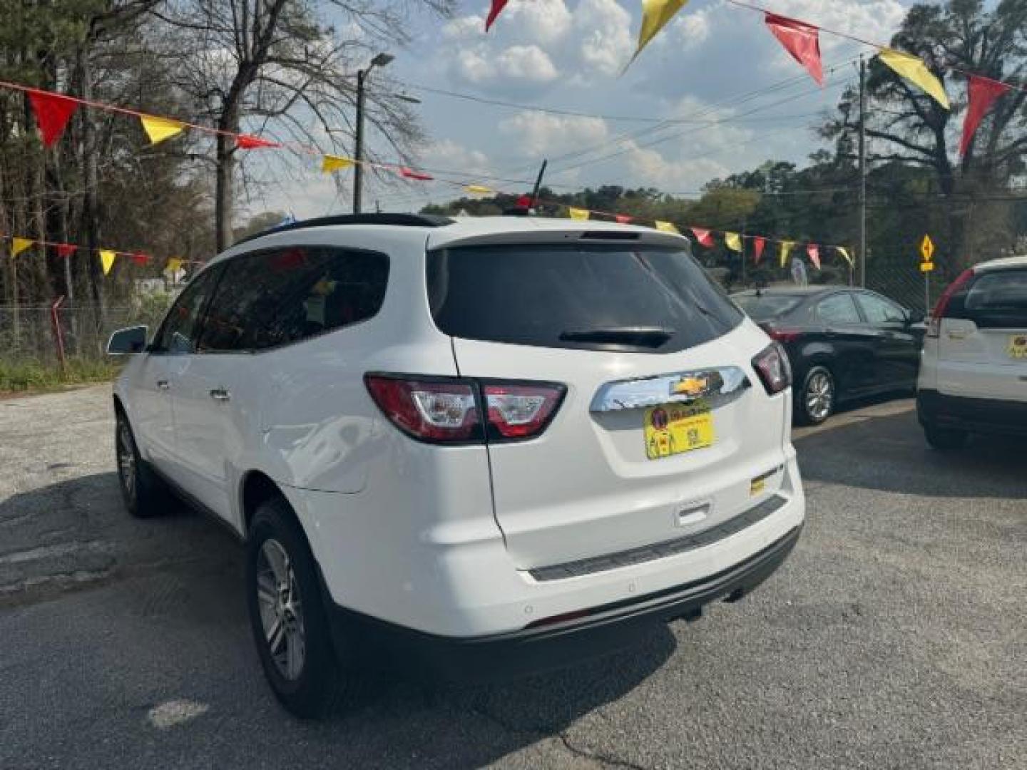 2016 White Chevrolet Traverse 2LT FWD (1GNKRHKD2GJ) with an 3.6L V6 DOHC 24V engine, 6-Speed Automatic transmission, located at 1806 Veterans Memorial Hwy SW, Austell, GA, 30168, (770) 944-9558, 33.817959, -84.606987 - Photo#6