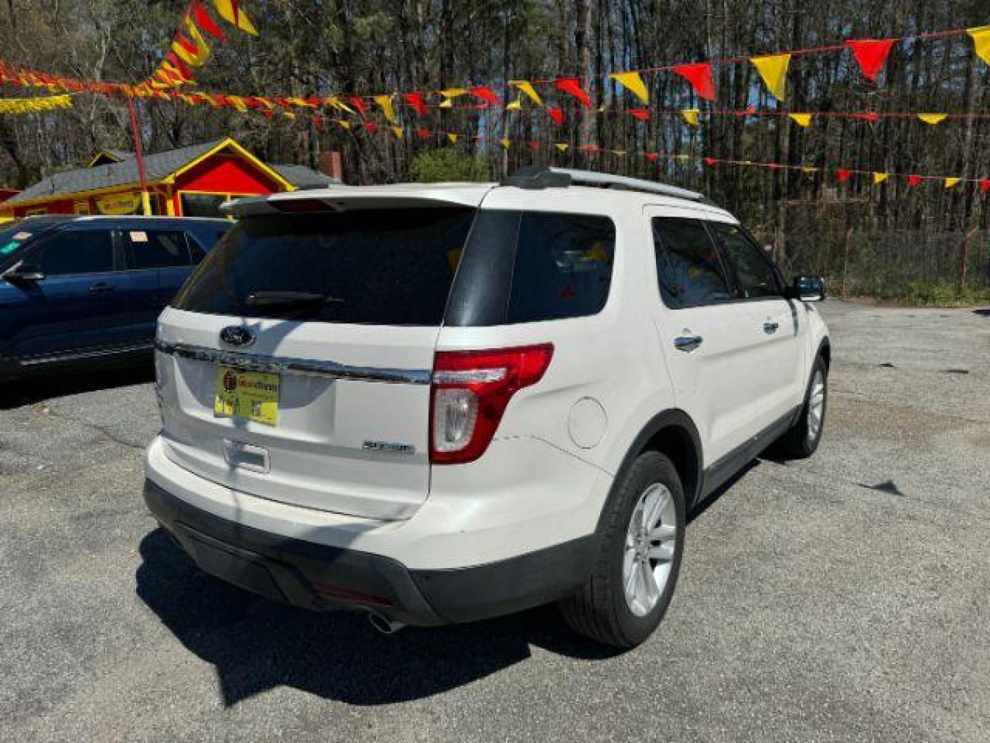 2013 White Ford Explorer XLT FWD (1FM5K7D80DG) with an 3.5L V6 DOHC 24V engine, 6-Speed Automatic transmission, located at 1806 Veterans Memorial Hwy SW, Austell, GA, 30168, (770) 944-9558, 33.817959, -84.606987 - Photo#3