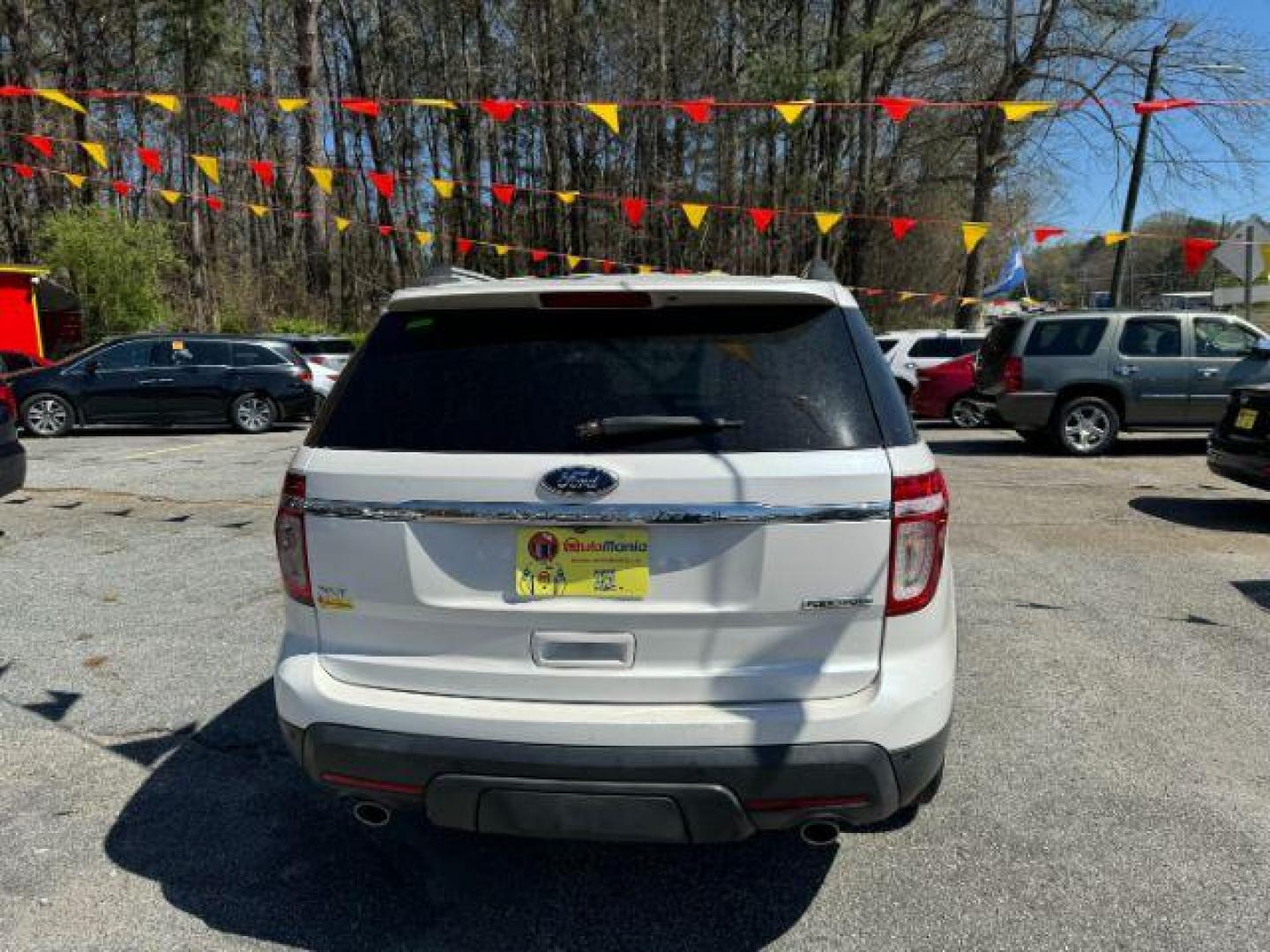 2013 White Ford Explorer XLT FWD (1FM5K7D80DG) with an 3.5L V6 DOHC 24V engine, 6-Speed Automatic transmission, located at 1806 Veterans Memorial Hwy SW, Austell, GA, 30168, (770) 944-9558, 33.817959, -84.606987 - Photo#4