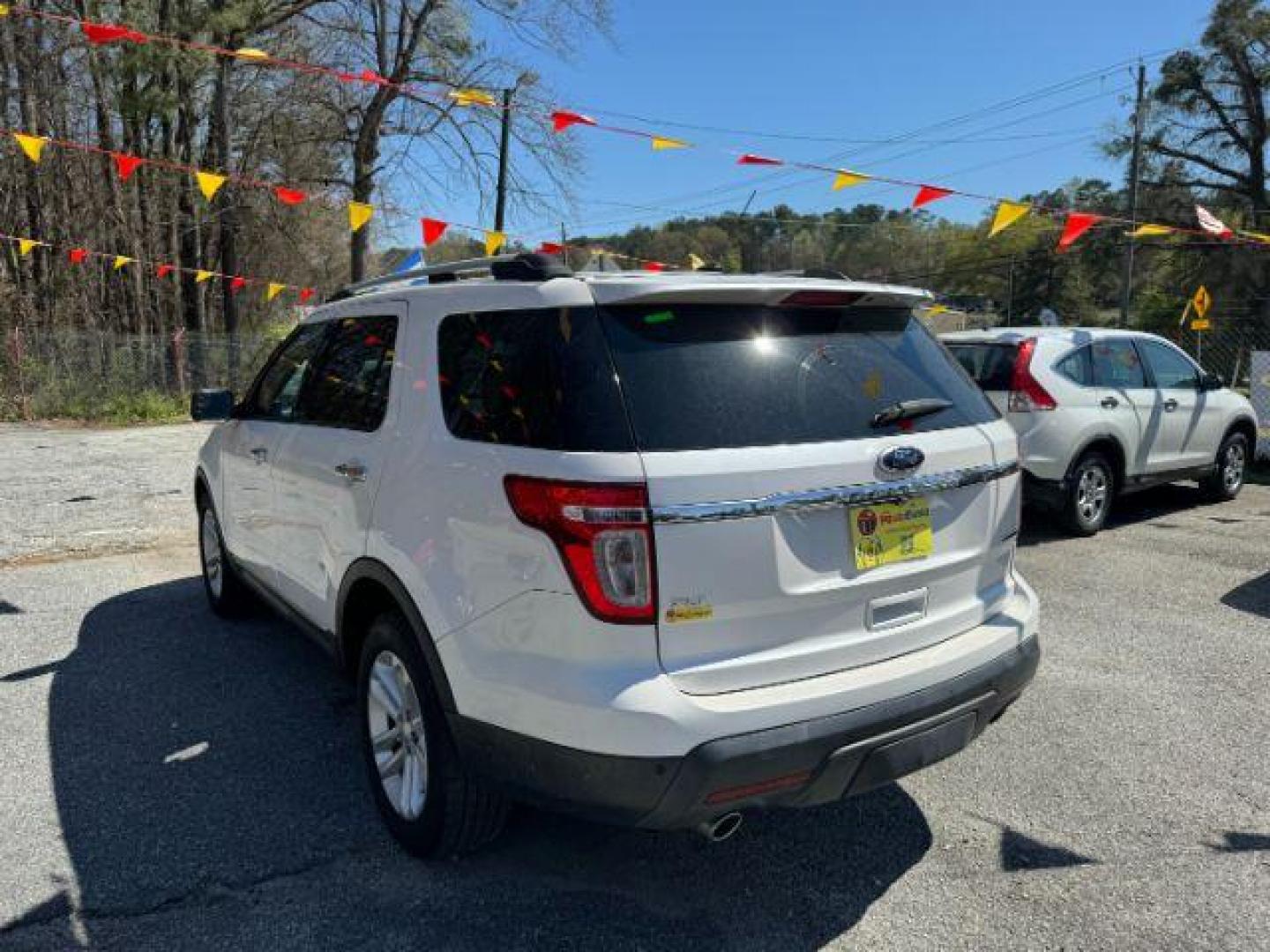 2013 White Ford Explorer XLT FWD (1FM5K7D80DG) with an 3.5L V6 DOHC 24V engine, 6-Speed Automatic transmission, located at 1806 Veterans Memorial Hwy SW, Austell, GA, 30168, (770) 944-9558, 33.817959, -84.606987 - Photo#5