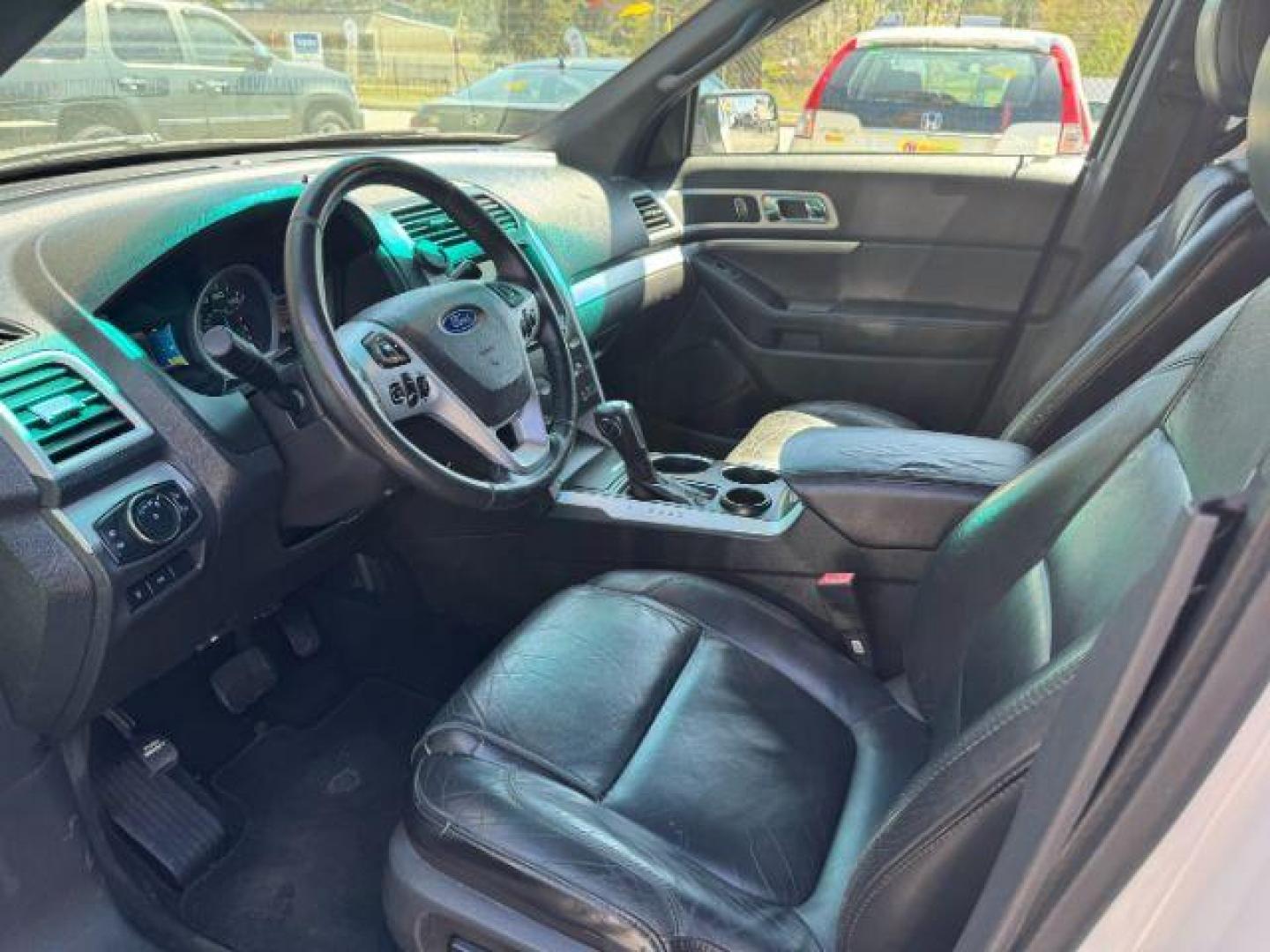 2013 White Ford Explorer XLT FWD (1FM5K7D80DG) with an 3.5L V6 DOHC 24V engine, 6-Speed Automatic transmission, located at 1806 Veterans Memorial Hwy SW, Austell, GA, 30168, (770) 944-9558, 33.817959, -84.606987 - Photo#6