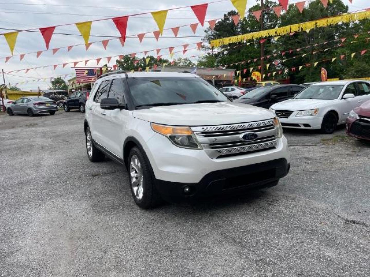 2013 White Ford Explorer XLT FWD (1FM5K7D80DG) with an 3.5L V6 DOHC 24V engine, 6-Speed Automatic transmission, located at 1806 Veterans Memorial Hwy SW, Austell, GA, 30168, (770) 944-9558, 33.817959, -84.606987 - Photo#2