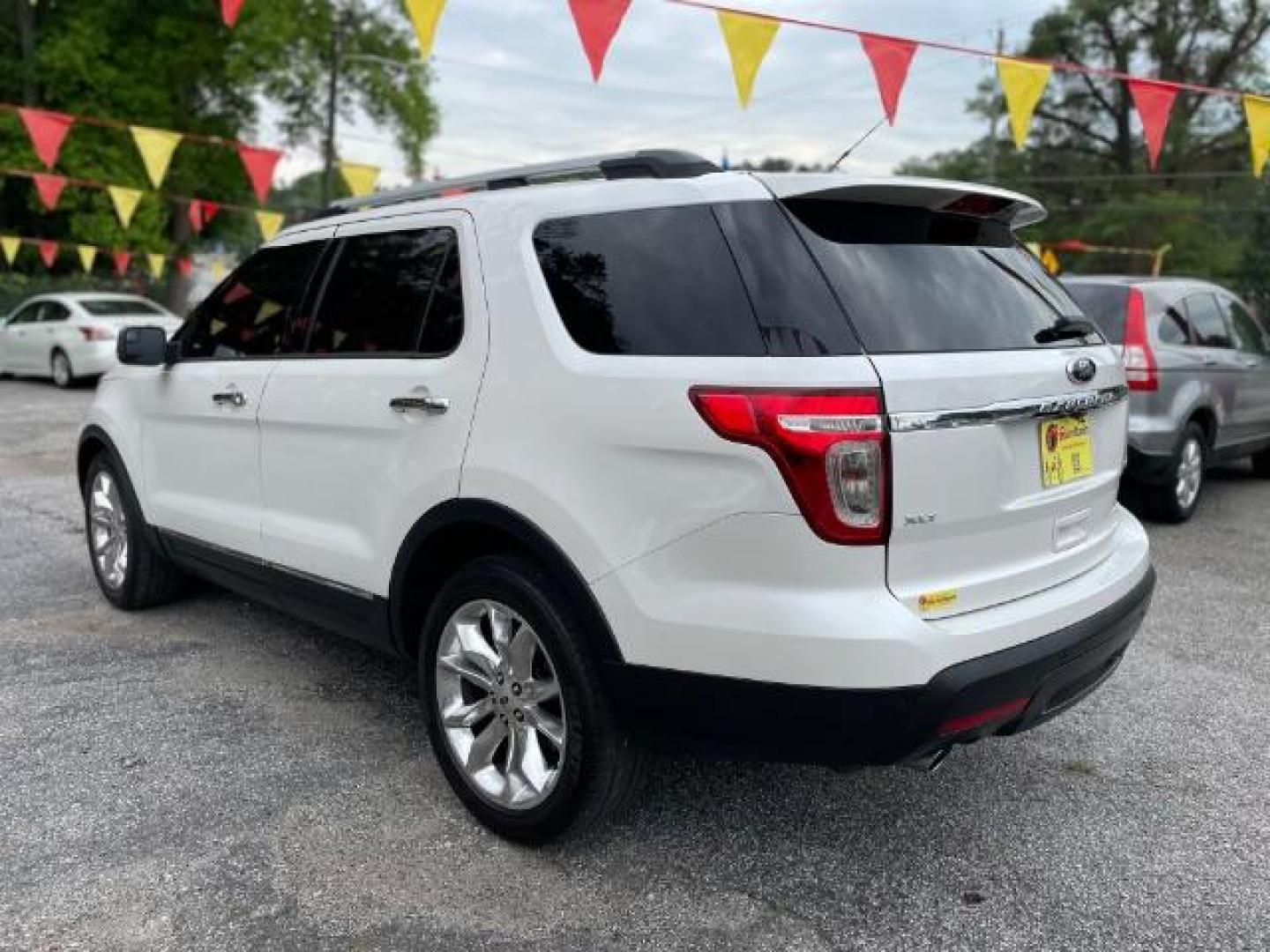 2013 White Ford Explorer XLT FWD (1FM5K7D80DG) with an 3.5L V6 DOHC 24V engine, 6-Speed Automatic transmission, located at 1806 Veterans Memorial Hwy SW, Austell, GA, 30168, (770) 944-9558, 33.817959, -84.606987 - Photo#5