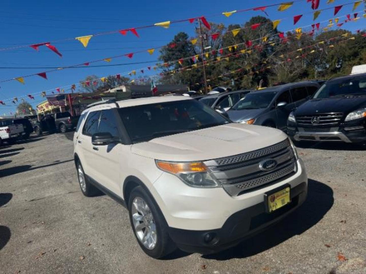 2013 White Ford Explorer XLT FWD (1FM5K7D87DG) with an 3.5L V6 DOHC 24V engine, 6-Speed Automatic transmission, located at 1806 Veterans Memorial Hwy SW, Austell, GA, 30168, (770) 944-9558, 33.817959, -84.606987 - Photo#1