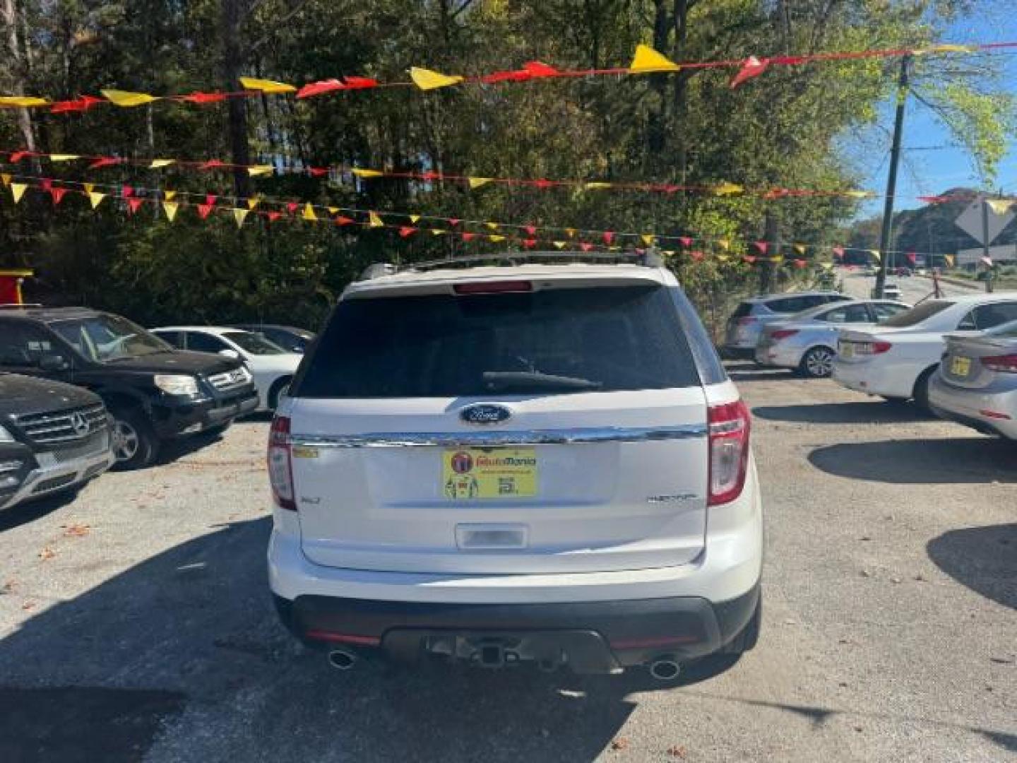 2013 White Ford Explorer XLT FWD (1FM5K7D87DG) with an 3.5L V6 DOHC 24V engine, 6-Speed Automatic transmission, located at 1806 Veterans Memorial Hwy SW, Austell, GA, 30168, (770) 944-9558, 33.817959, -84.606987 - Photo#4