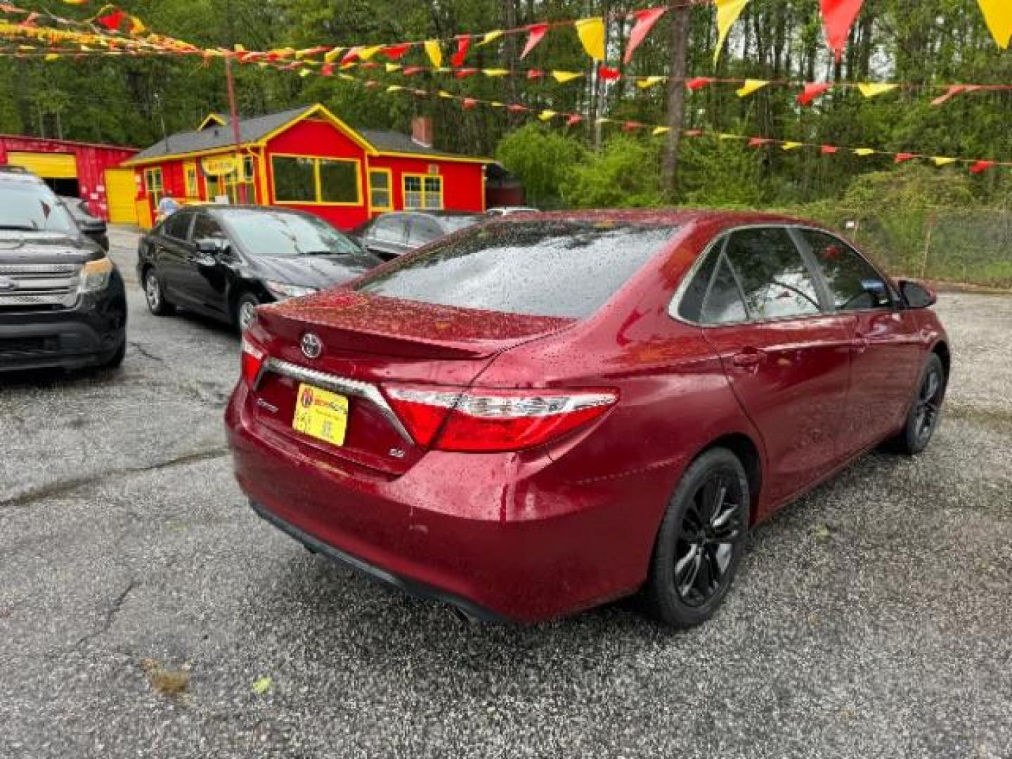 2016 Red Toyota Camry SE (4T1BF1FK4GU) with an 2.5L L4 DOHC 16V engine, 6-Speed Automatic transmission, located at 1806 Veterans Memorial Hwy SW, Austell, GA, 30168, (770) 944-9558, 33.817959, -84.606987 - Photo#3