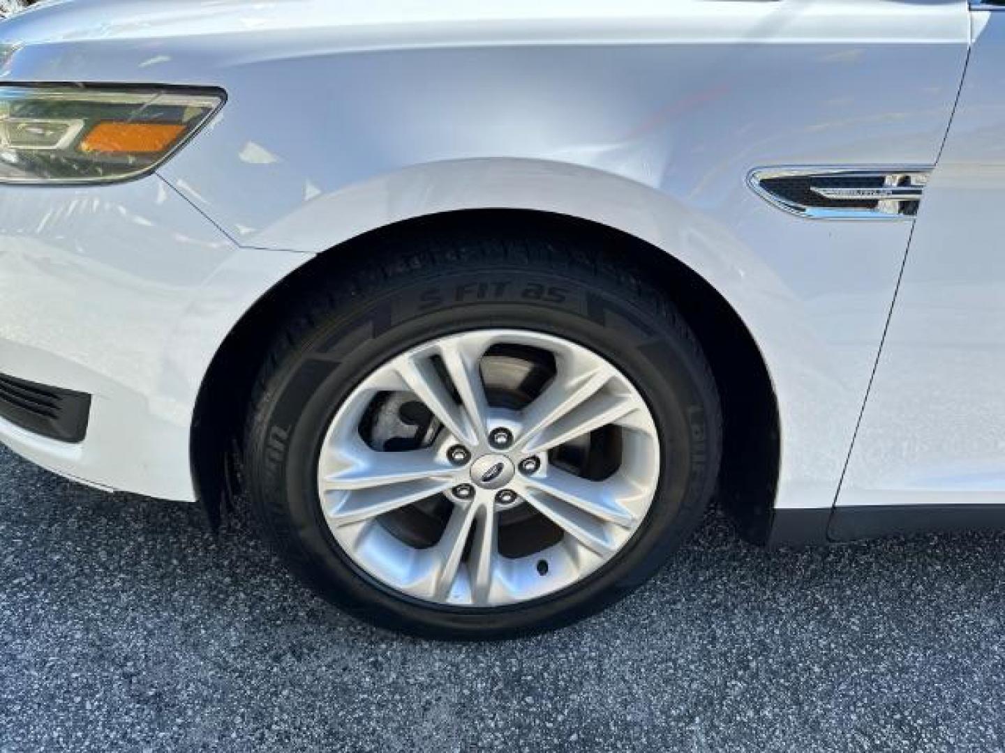 2016 WHITE Ford Taurus SE FWD (1FAHP2D88GG) with an 3.5L V6 DOHC 24V engine, 6-Speed Automatic transmission, located at 1806 Veterans Memorial Hwy SW, Austell, GA, 30168, (770) 944-9558, 33.817959, -84.606987 - Photo#14