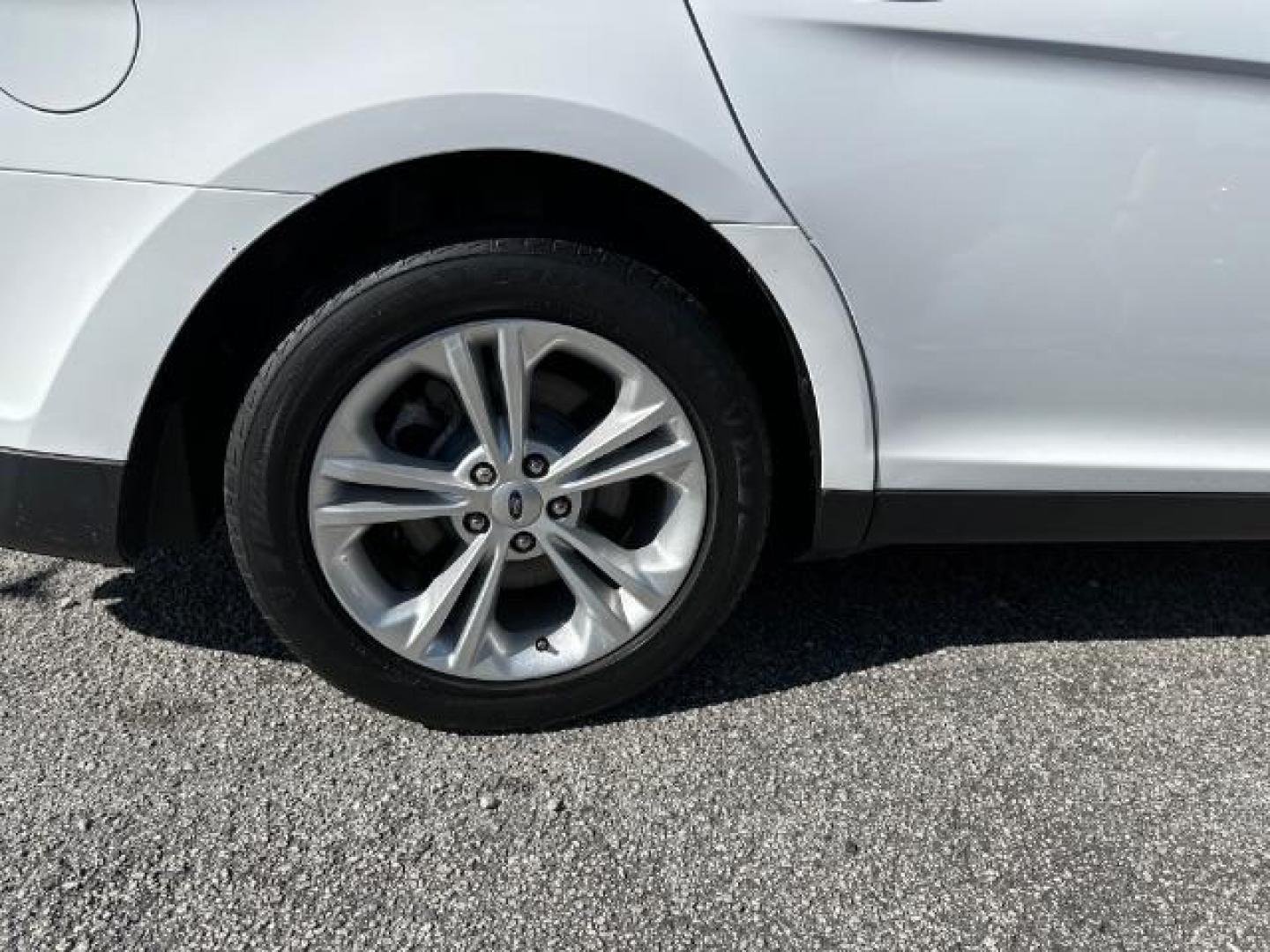 2016 WHITE Ford Taurus SE FWD (1FAHP2D88GG) with an 3.5L V6 DOHC 24V engine, 6-Speed Automatic transmission, located at 1806 Veterans Memorial Hwy SW, Austell, GA, 30168, (770) 944-9558, 33.817959, -84.606987 - Photo#18